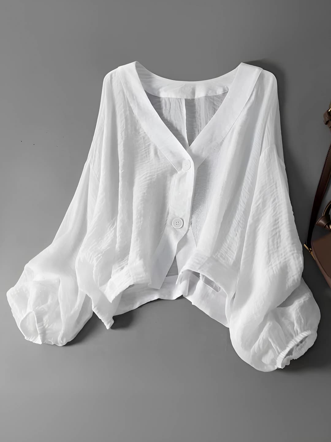 Ayollar uchun yozgi kundalik, bo'sh (oversize), uzun yengli, V-yoqali, bir rangli, quyoshdan himoyalovchi, kalta ko'ylak-shirt