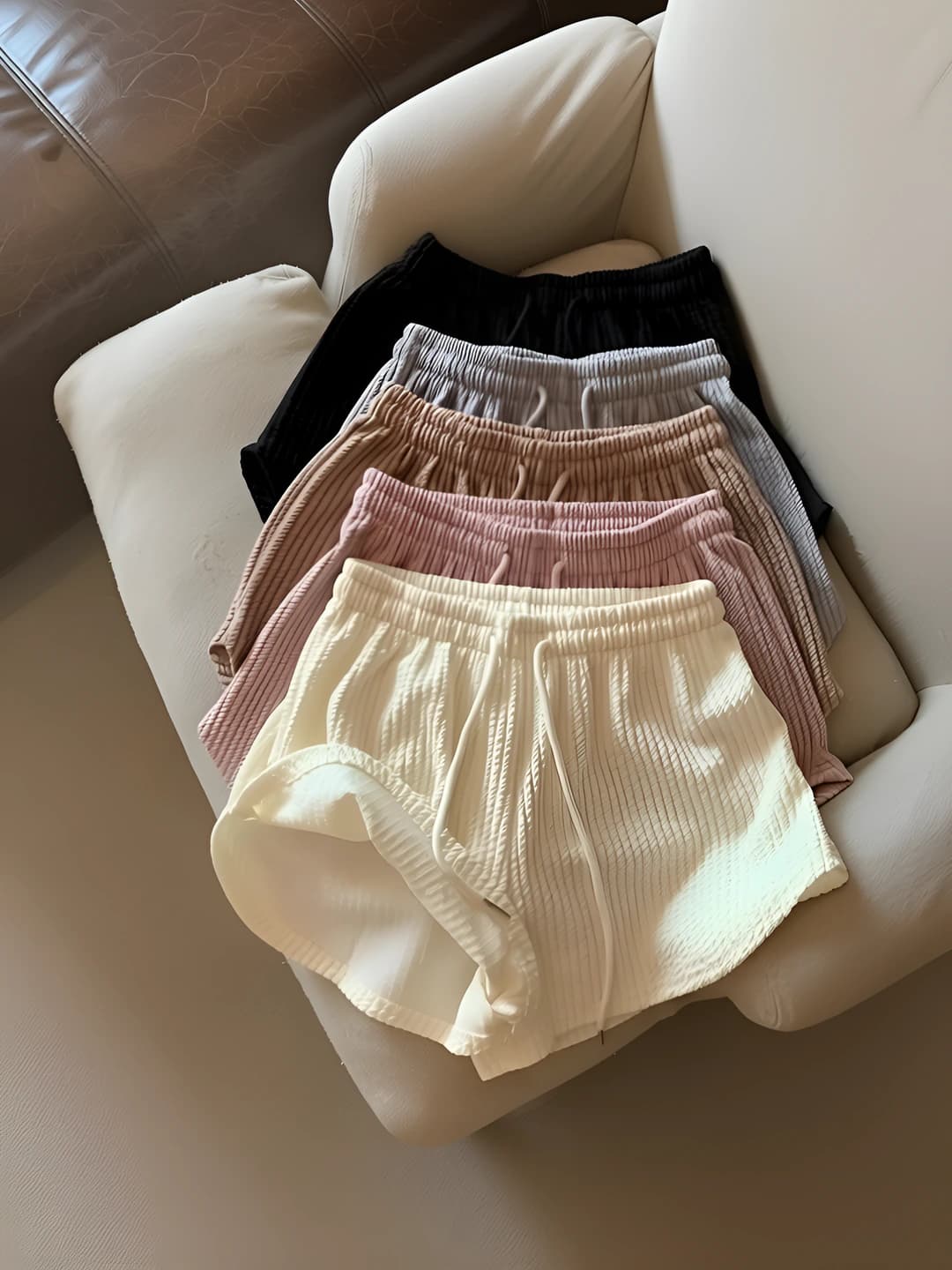 Ayollar uchun yozgi kundalik shorti: baland bel, keng shim, bo'sh (oversize) kesim, nozik ko'rsatadigan, katta o'lcham, poliester mato