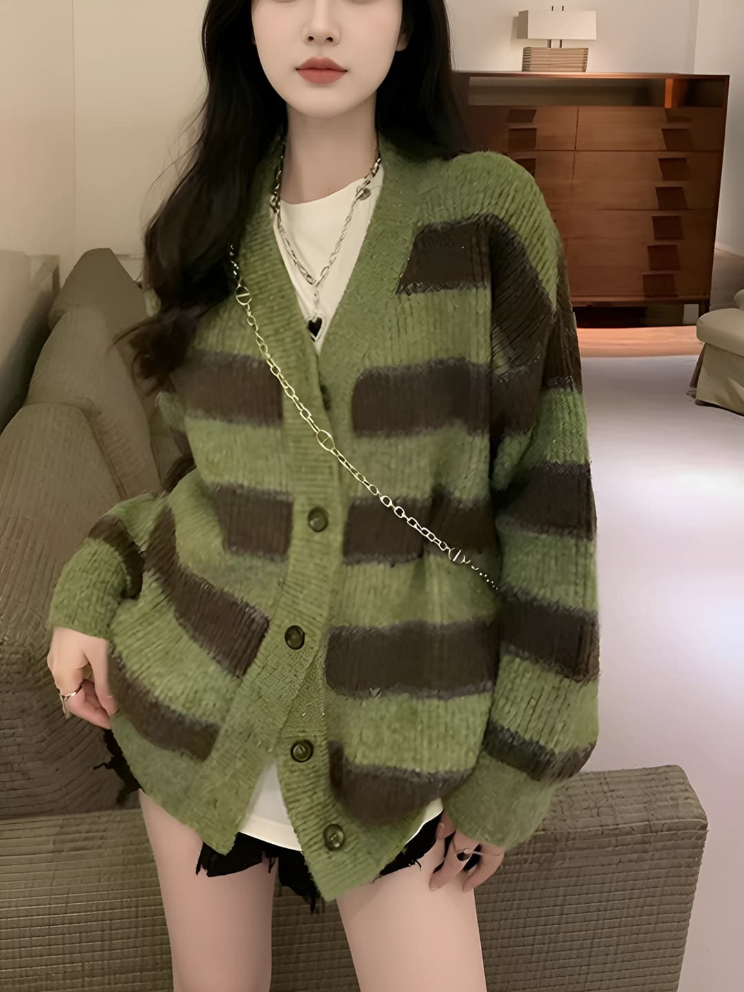Ayollar uchun trikotaj kardigan, chiziqli, V-yoqa, uzun yeng, bo'sh (oversize) kesim, kuz-qish