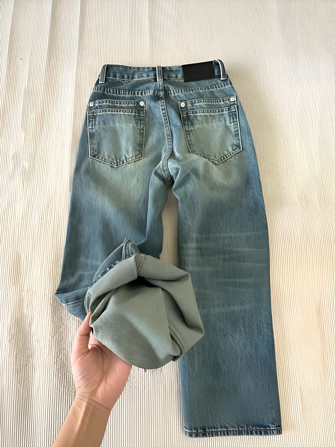 Ayollar uchun ko'k rangli to'g'ri kesim, keng va klesh jinsi shimlar, baland bel, katta o'lcham, bo'sh (oversize) kesim, fermuarli