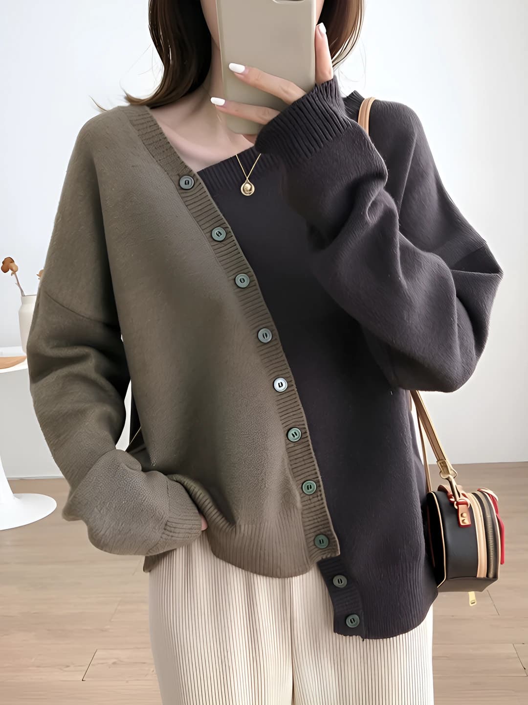 Ayollar uchun kuz-qish mavsumiga mo'ljallangan koreys uslubidagi kundalik, bir rangli, bo'sh (oversize) kesim, dumaloq yoqa, uzun yengli, o'rtacha qalinlikdagi trikotaj kardigan