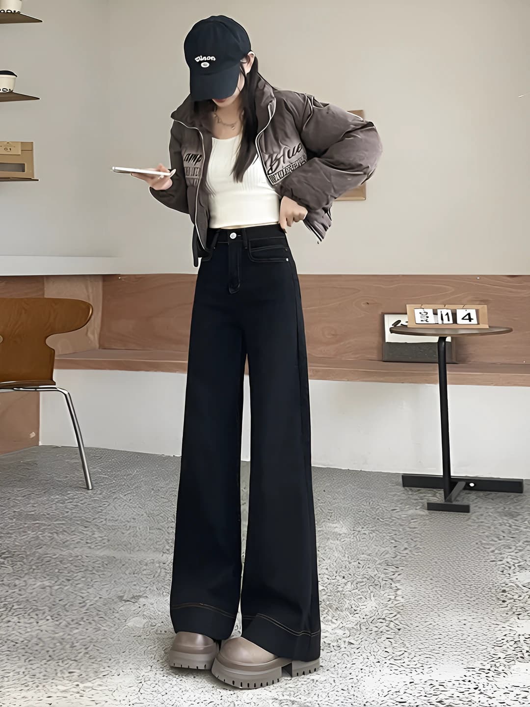 Ayollar uchun qora issiq astarli, qalinlashtirilgan, baland belli, bo'sh (oversize) keng va klesh jinsi shimlar, 2026 kuz-qish