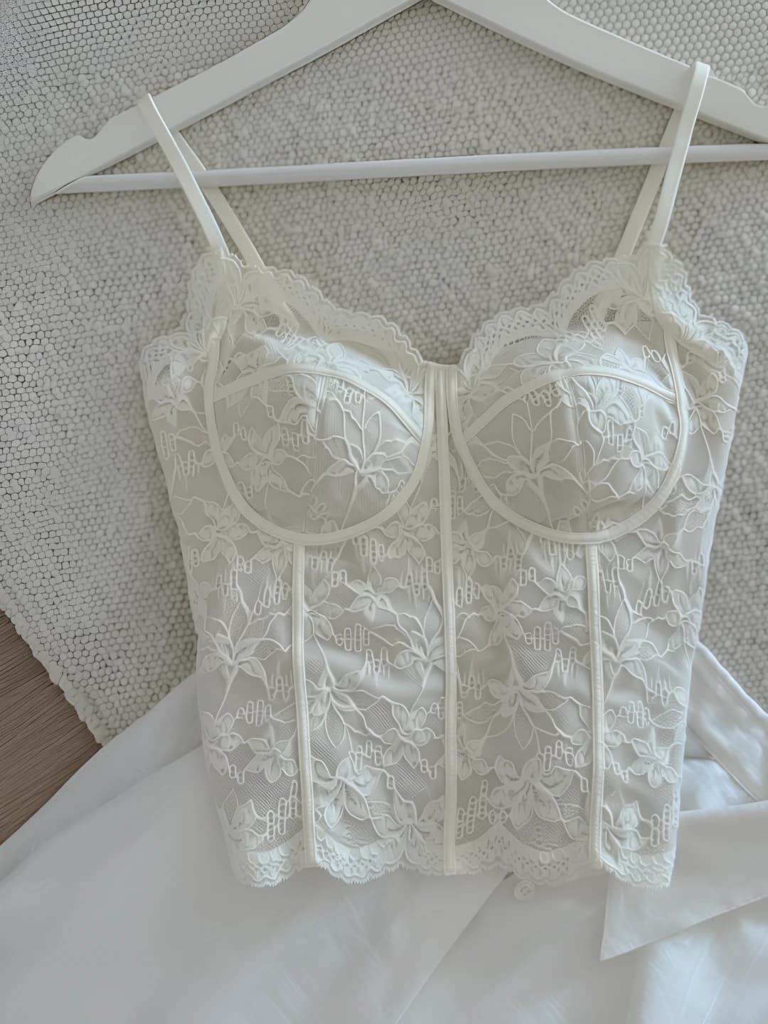 Women's lace tank top with bra pads, all-season