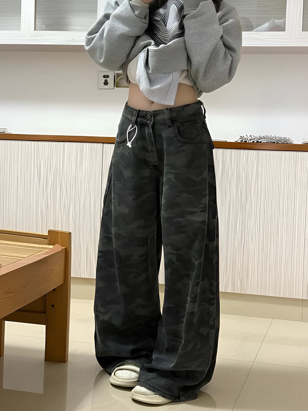 Ayollar uchun keng va klesh jinsi shim, baland bel, bo'sh (oversize) fit, uzun shim, kundalik uslub