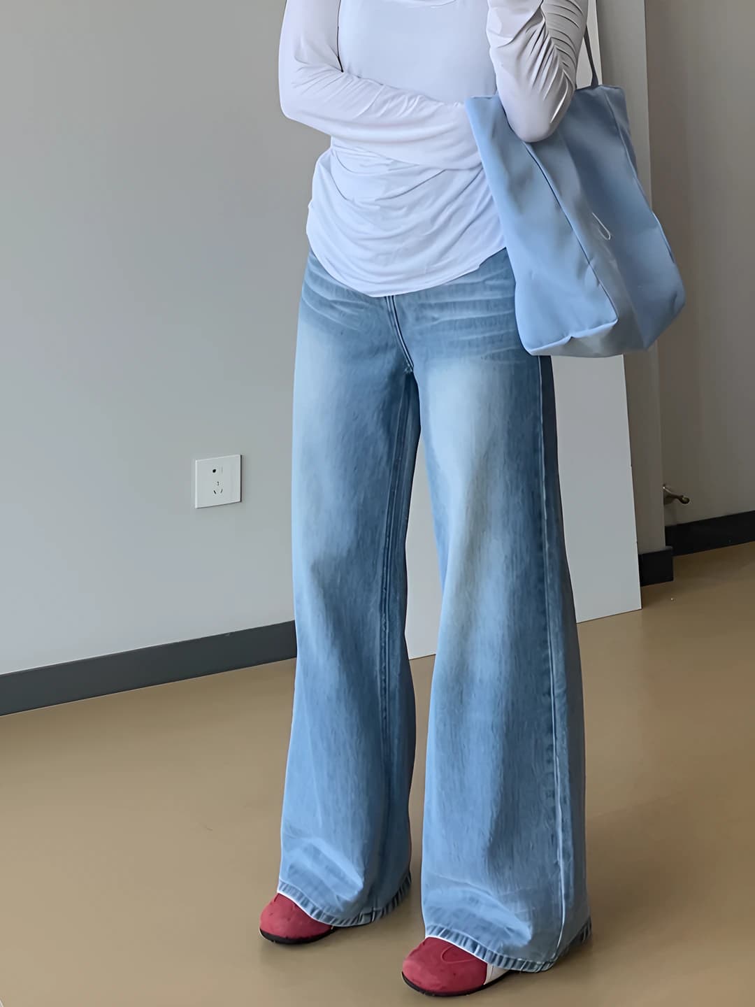 Ayollar uchun keng va klesh jinsi shimlar, baland bel, to'g'ri kesim, bo'sh (oversize), nozik ko'rsatadigan, bahor-kuz