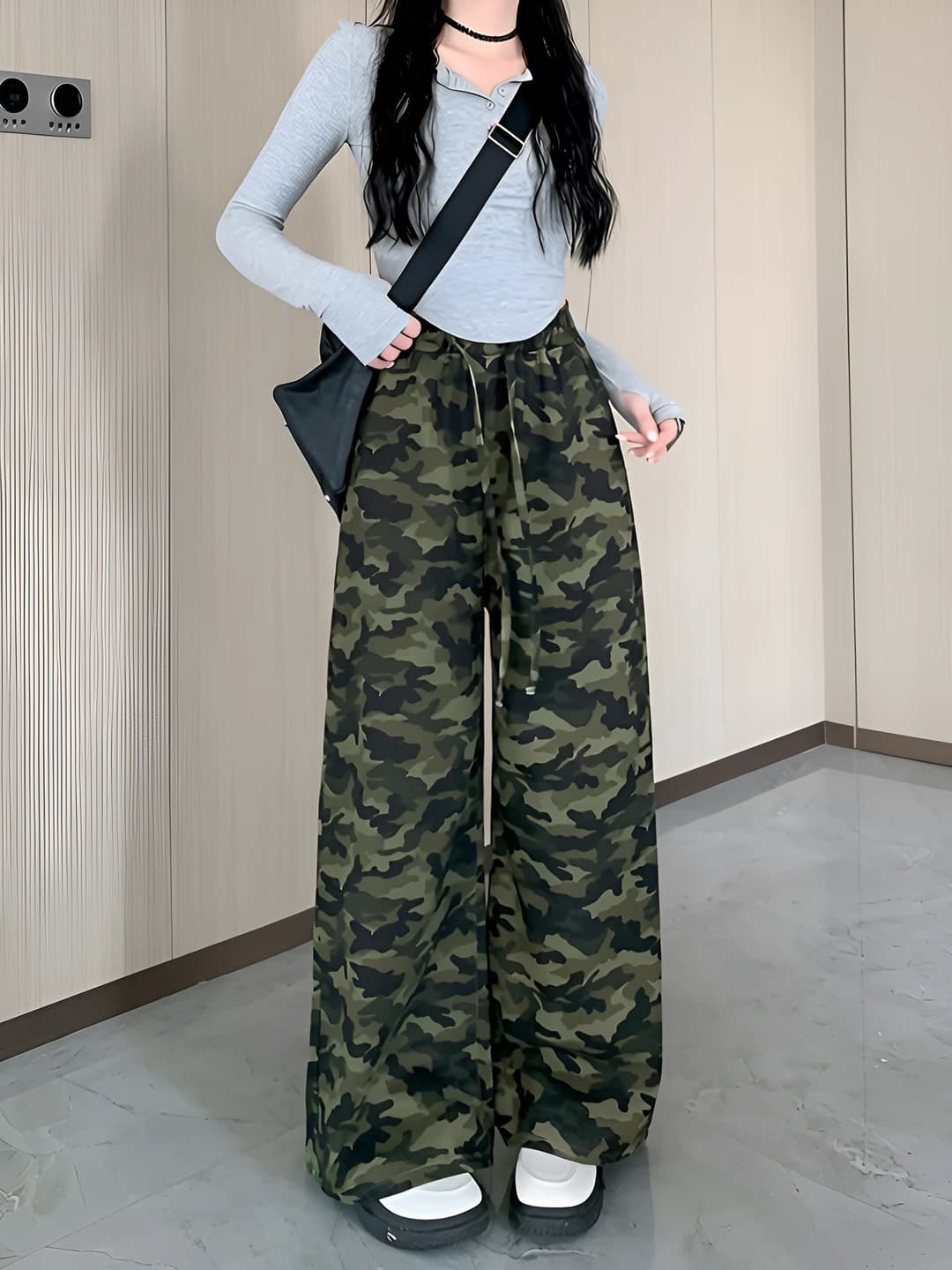 Ayollar uchun keng va klesh jinsi shimlar: kamuflyaj, retro, baland bel, to'g'ri kesim, bo'sh (oversize), nozik ko'rsatadigan, uzun shim, kuz