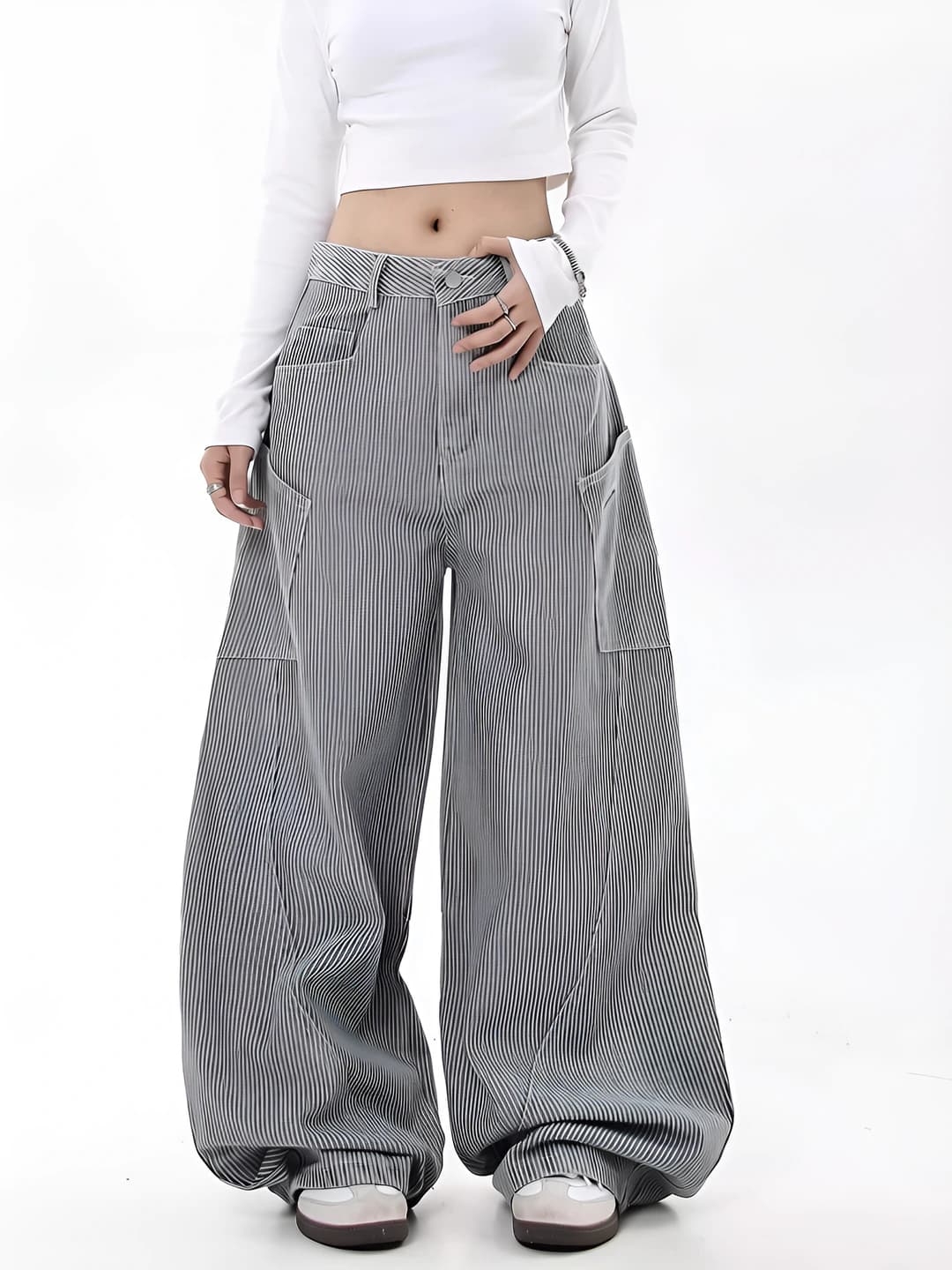 Ayollar uchun keng va klesh jinsi shimlar: retro chiziqli, baland bel, bo'sh (oversize) kesim, uzun shim, bahor-kuz uchun