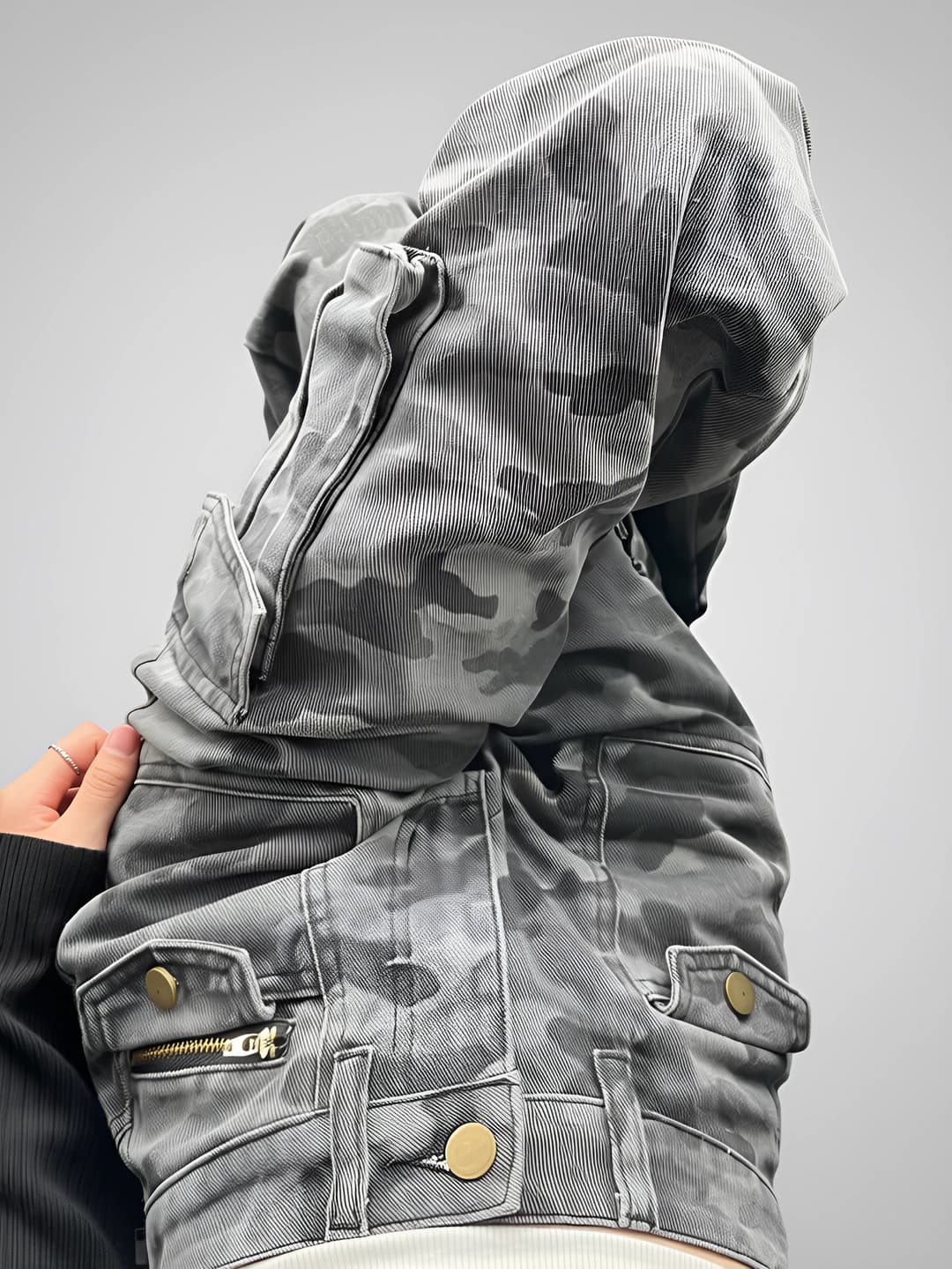 Ayollar uchun yozgi kamuflyajli keng va klesh jinsi shimlar, baland bel, bo'sh (oversize) kesim, nozik ko'rsatadigan, uzun shim