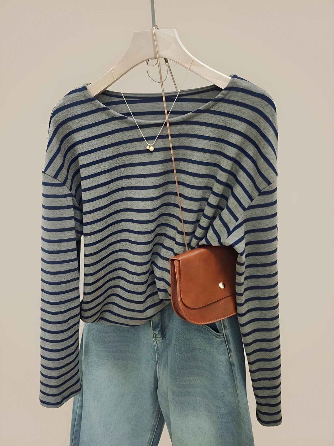 Women's long-sleeve base top in Korean style with crew neck, striped, loose fit, slimming, autumn-winter
