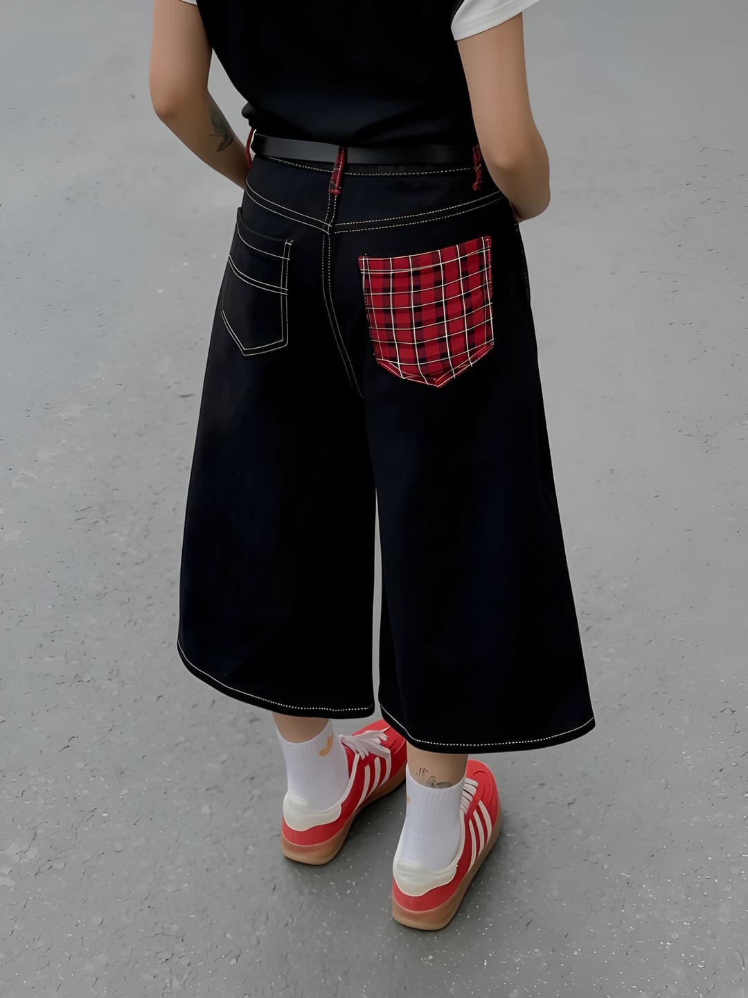 Ayollar uchun yozgi katakli jinsi shim, baland bel, to'g'ri kesim, bo'sh (oversize), uch chorak shim