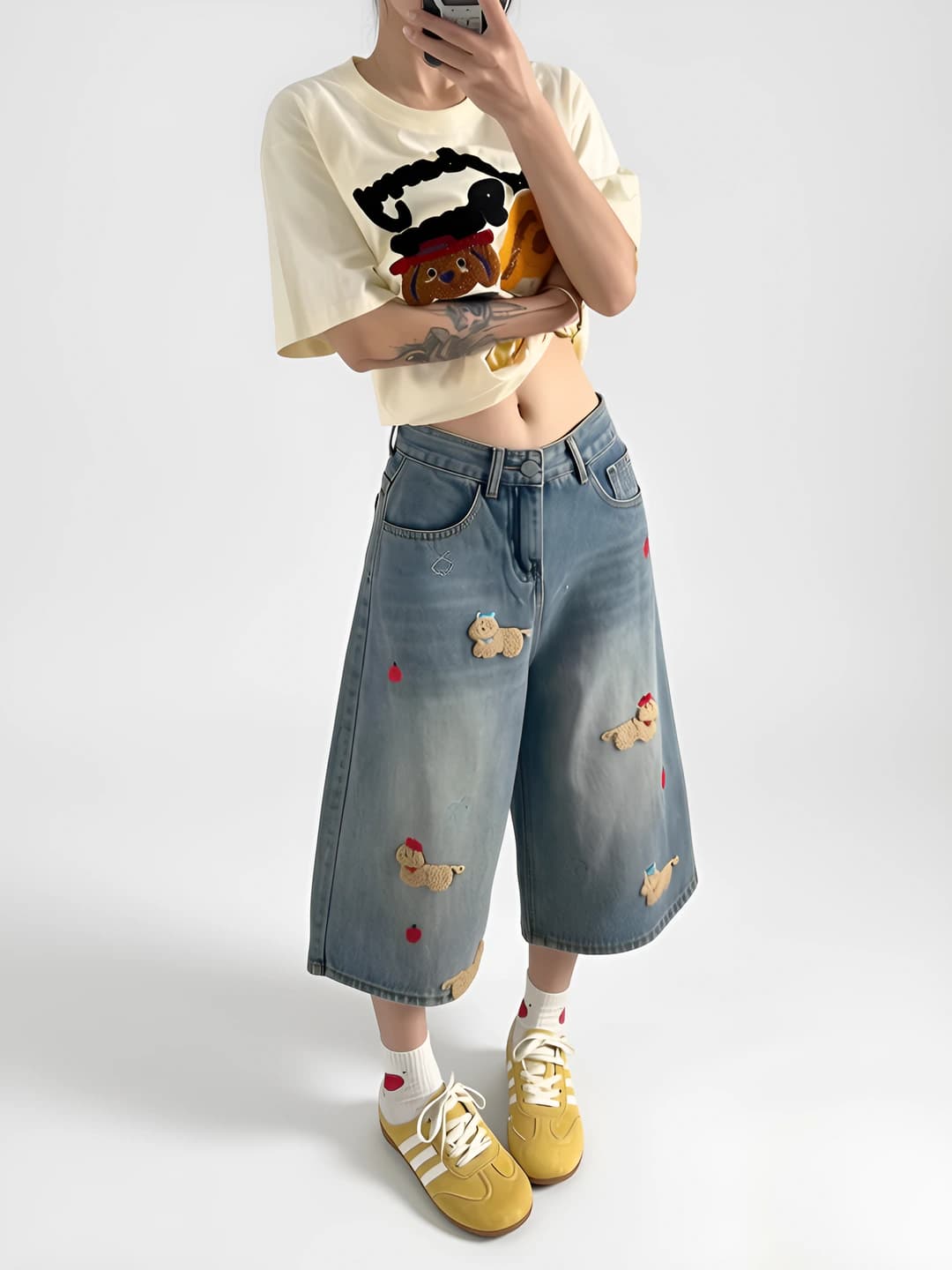 Ayollar uchun yozgi kashtali jinsi shim: baland bel, keng va klesh, uch chorak, bo'sh (oversize) kesim, nozik ko'rsatadigan