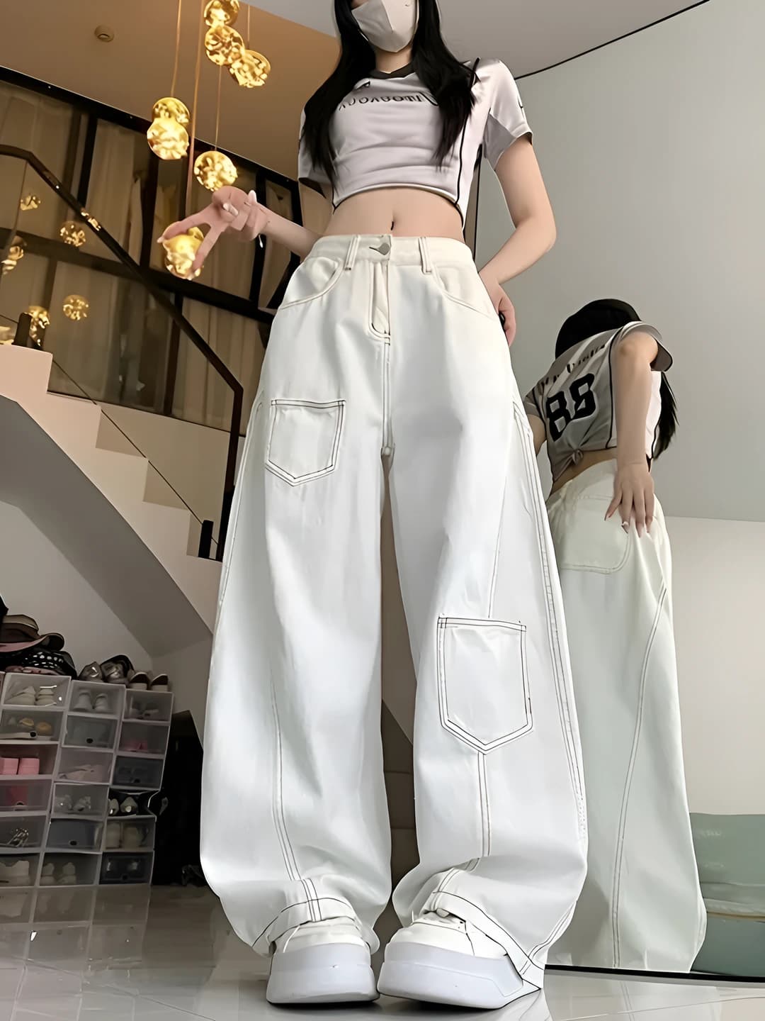 Ayollar uchun keng va klesh jinsi shimlar: baland bel, bo'sh (oversize) fit, nozik ko'rsatadigan, bir rangli, fermuarli, 50%–70% paxta, oq, ko'cha uslubidagi