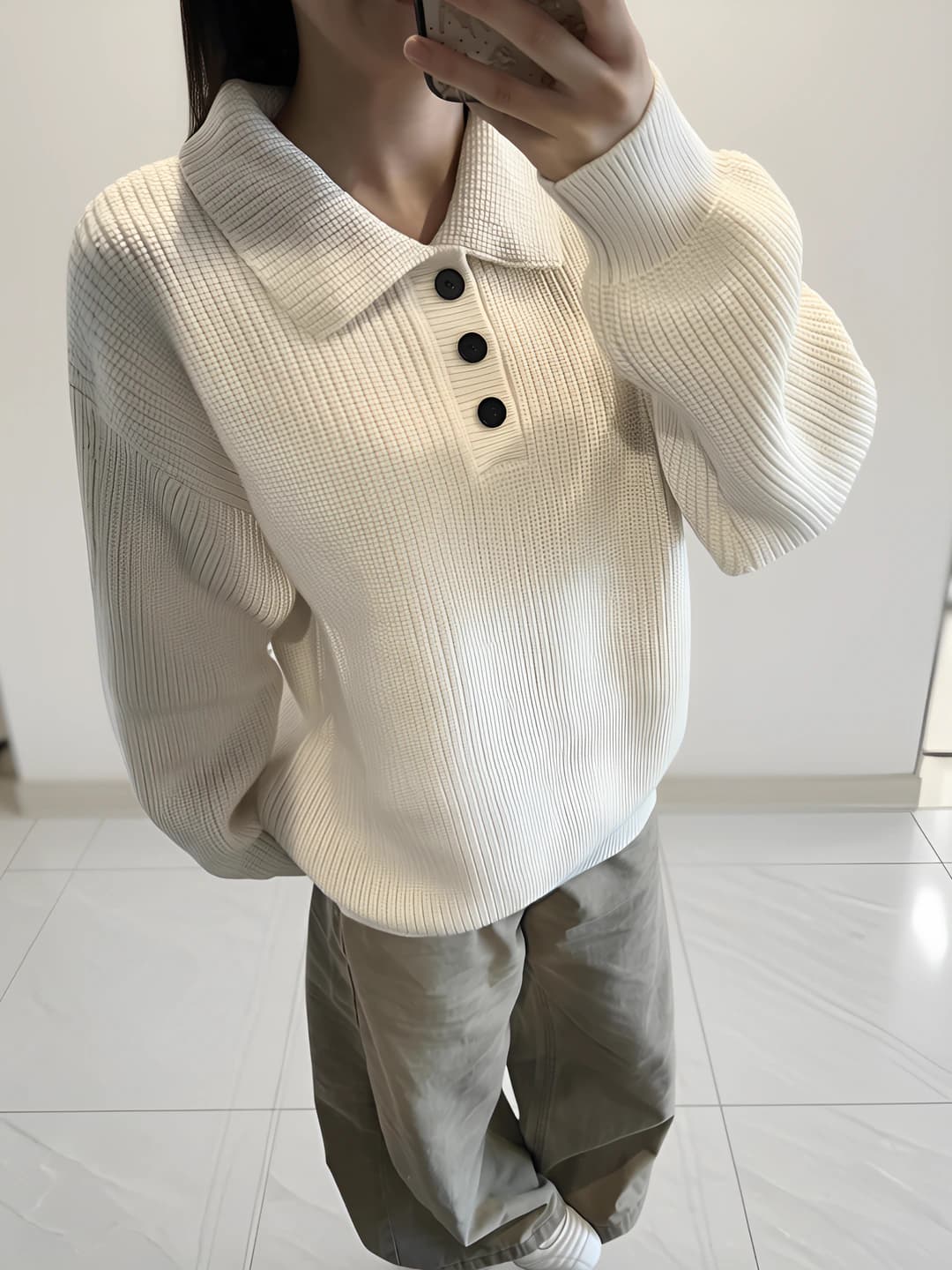 Ayollar uchun retro uslubdagi qaytarma yoqali, bo'sh (oversize) kesimli, qalin trikotaj sviter, kuz-qish mavsumi uchun