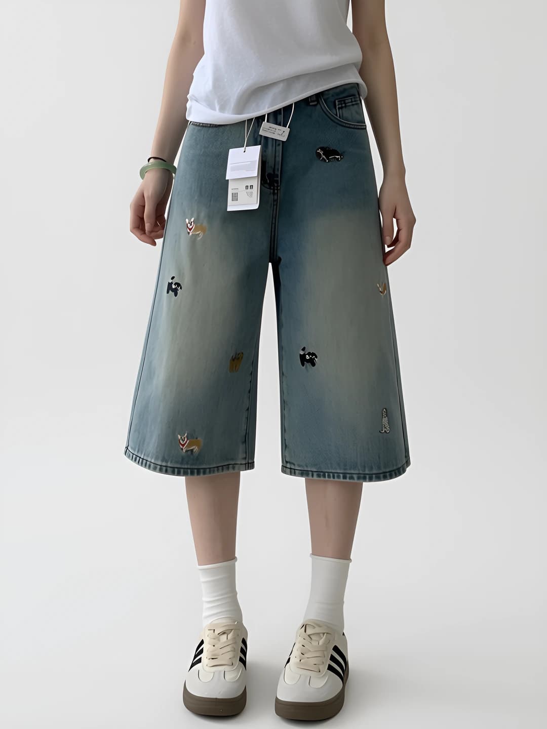 Ayollar uchun baland belli, bo'sh (oversize) to'g'ri kesim jinsi shim, uch chorak shim, kashtali, bahor-yoz
