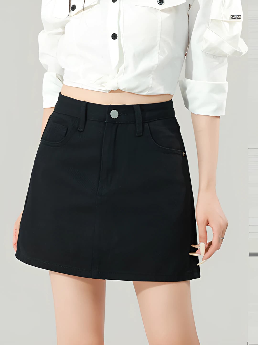 Ayollar uchun baland belli kalta jins yubka, bo'sh (oversize) kesim, bahor-yoz mavsumi uchun