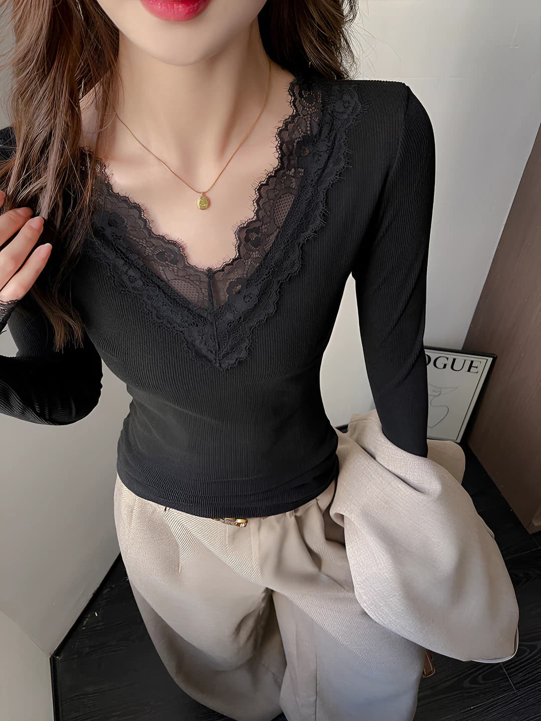 Women's long-sleeve V-neck lace top, low neckline, slim fit, slimming, white, autumn-winter