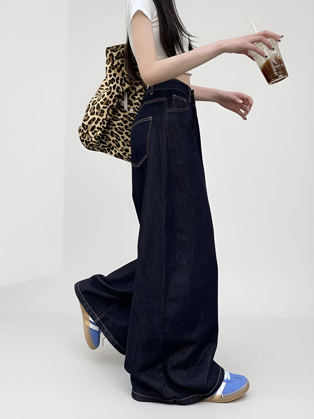 Women's wide and flared jeans, high waist, straight cut, retro style, spring-summer