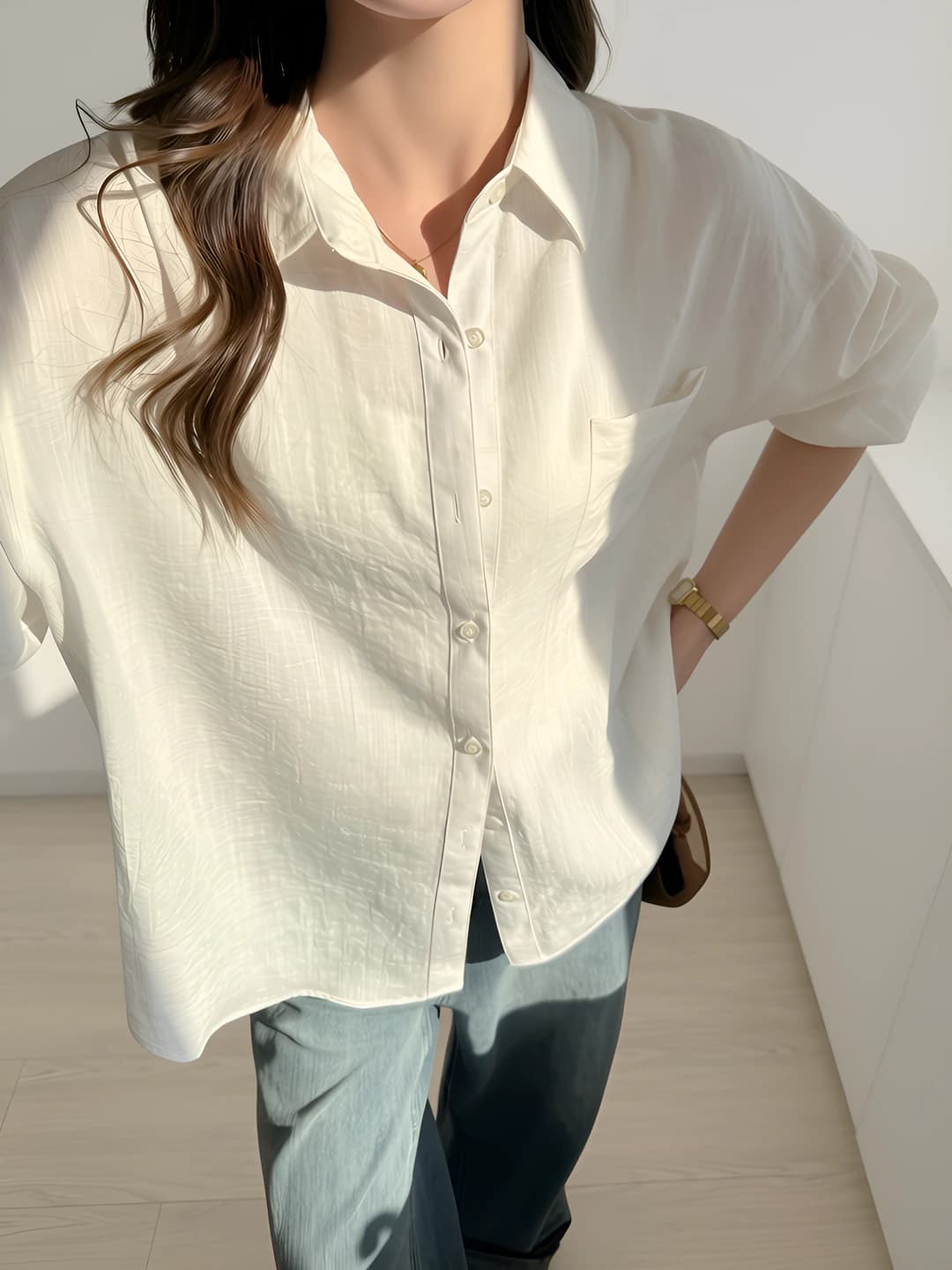 Ayollar uchun yozgi yupqa, bo'sh (oversize) kesimdagi uzun yengli, quyoshdan himoyalovchi, bir rangli, o'rta-uzun ko'ylak-shirt