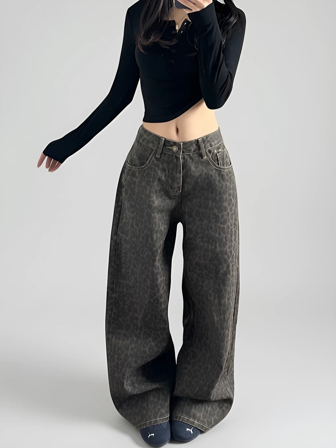 Ayollar uchun keng va klesh jinsi shimlar, baland bel, bo'sh (oversize) fit, nozik ko'rsatadigan, bahor-kuz mavsumi uchun