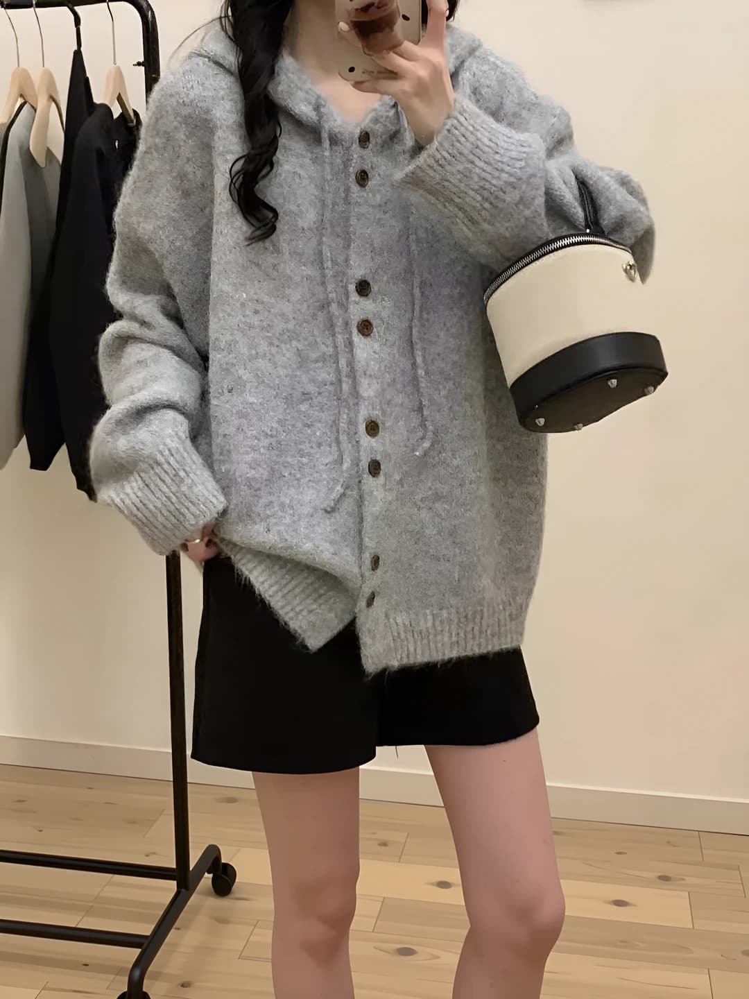 Ayollar uchun kuz-qishgi katta o'lchamli bo'sh (oversize) bir rangli trikotaj kardigan, uzun yengli, kundalik uslubdagi
