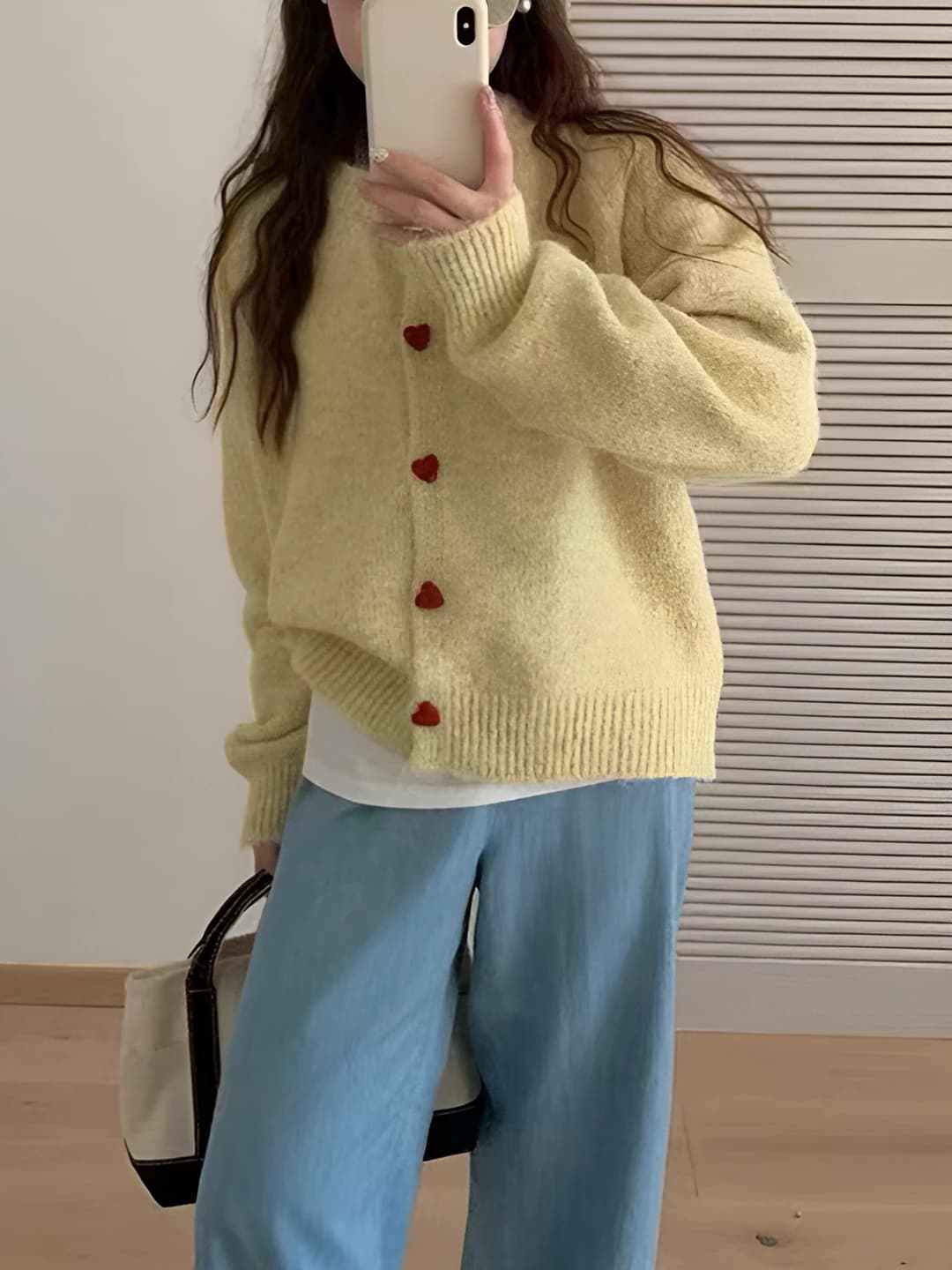 Ayollar uchun koreys uslubida dumaloq yoqali, uzun yengli, bir rangli, bo'sh (oversize) trikotaj kardigan