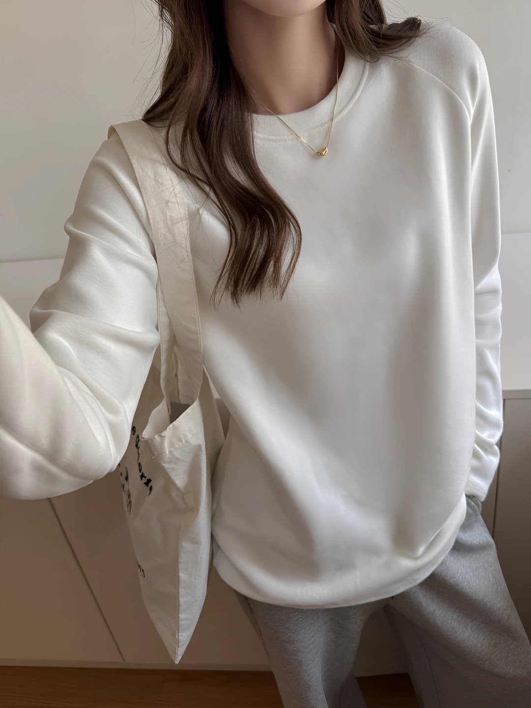 Ayollar uchun kuz-qish qalinlashtirilgan de vel yumshoq dumaloq yoqa uzun yengli bo'sh (oversize) longsliv, ichki kiyim yoki tashqi kiyim sifatida