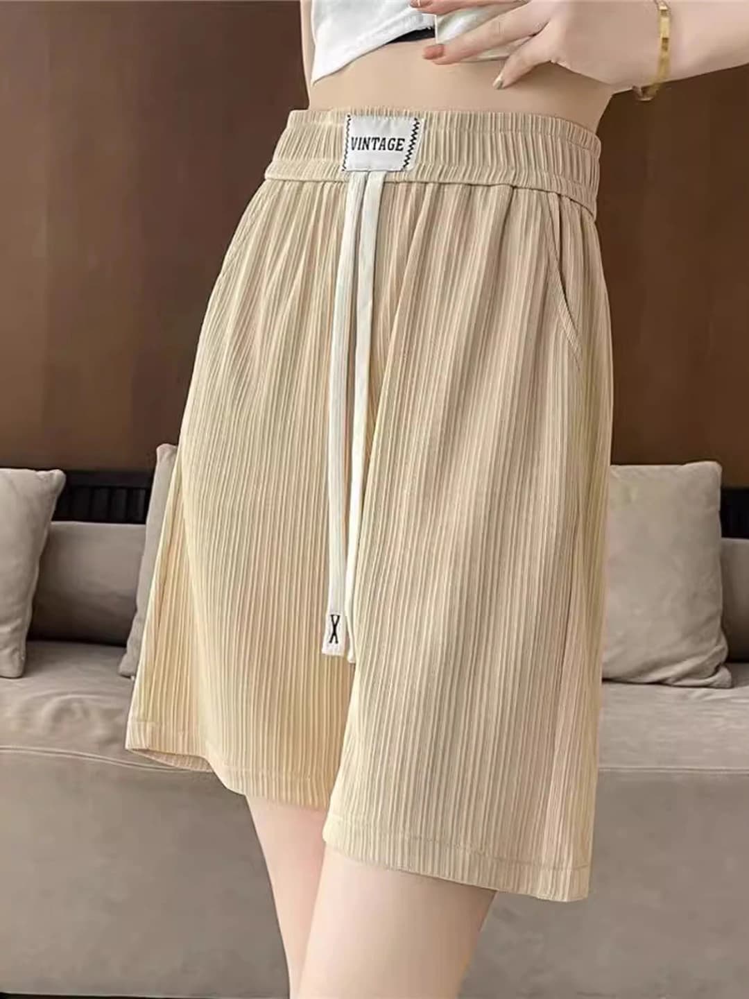 Ayollar uchun yozgi muz-ipak mato yupqa bo'sh (oversize) to'g'ri kesim tizzagacha shorti, past bo'ylilar uchun, kundalik sport uslub