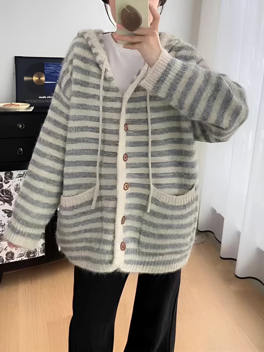 Ayollar uchun chiziqli, bo'sh (oversize) trikotaj kardigan, uzun yeng, kuz-qish