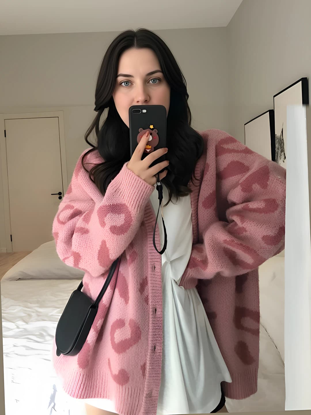 Ayollar uchun pinks rangli pardal naqshli trikotaj kardigan, bo'sh (oversize) kesim, V yoqa, uzun yeng, o'rta-uzun, bahor-kuz
