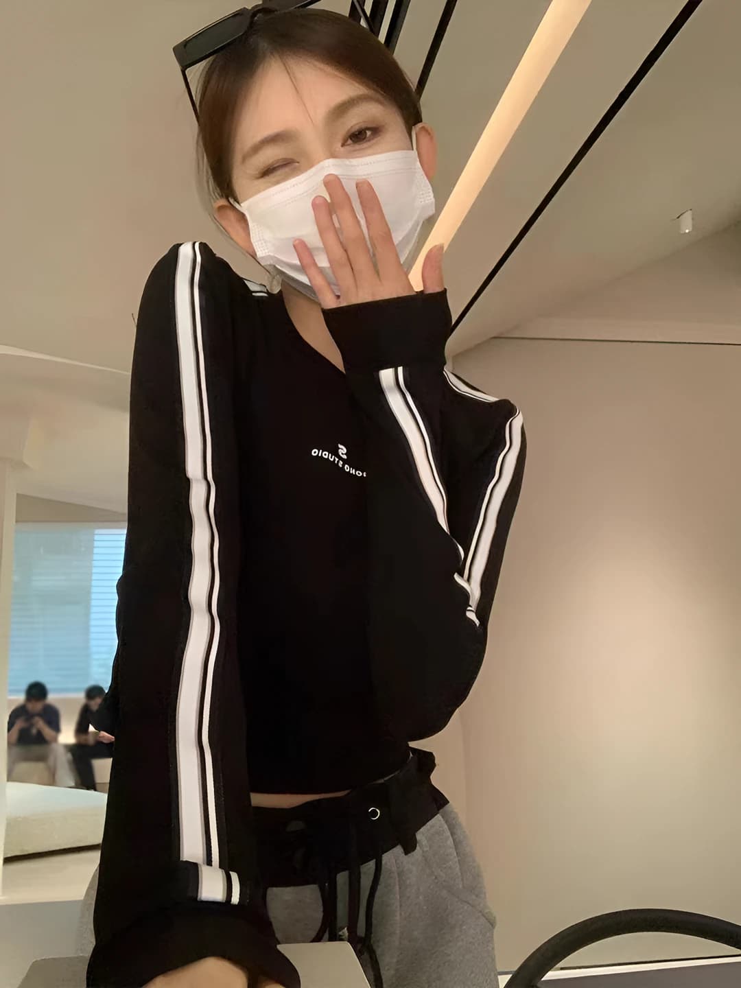 Women's black long-sleeve crop t-shirt, slim fit, short length, crew neck, printed, for spring