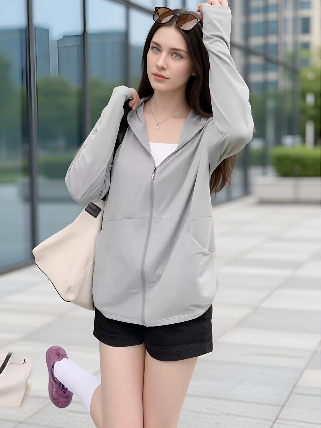 Ayollar uchun yozgi yupqa, havo o'tkazuvchan, fermuarli, kapelli, quyoshdan himoyalovchi, uzun yengli, bo'sh (oversize) kurtka