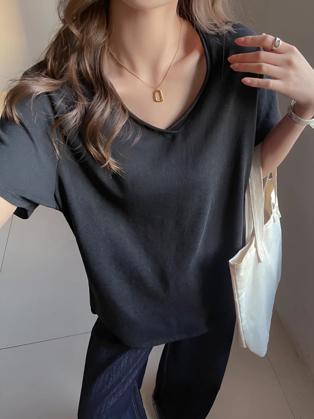 Women's loose fit solid colour t-shirt with V-neck and short sleeve