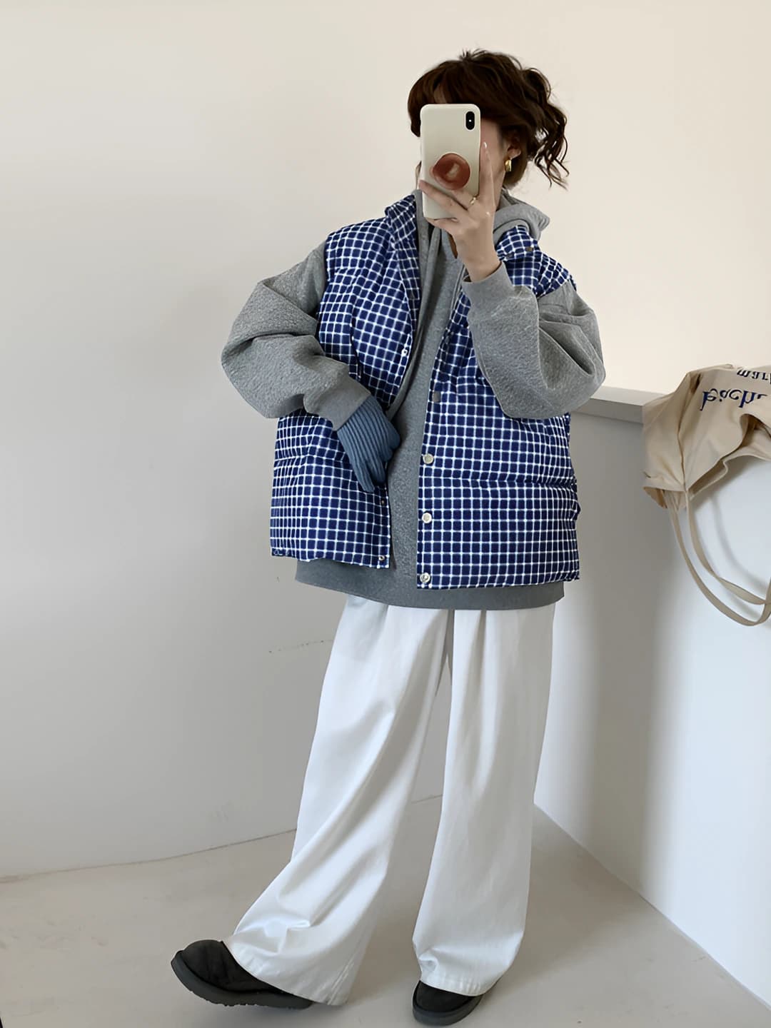 Ayollar uchun qishki issiq saqlaydigan jilet, retro ko'k to'rtkacha naqsh, tik yoqa, bo'sh (oversize) kesim, fermuar, 2026