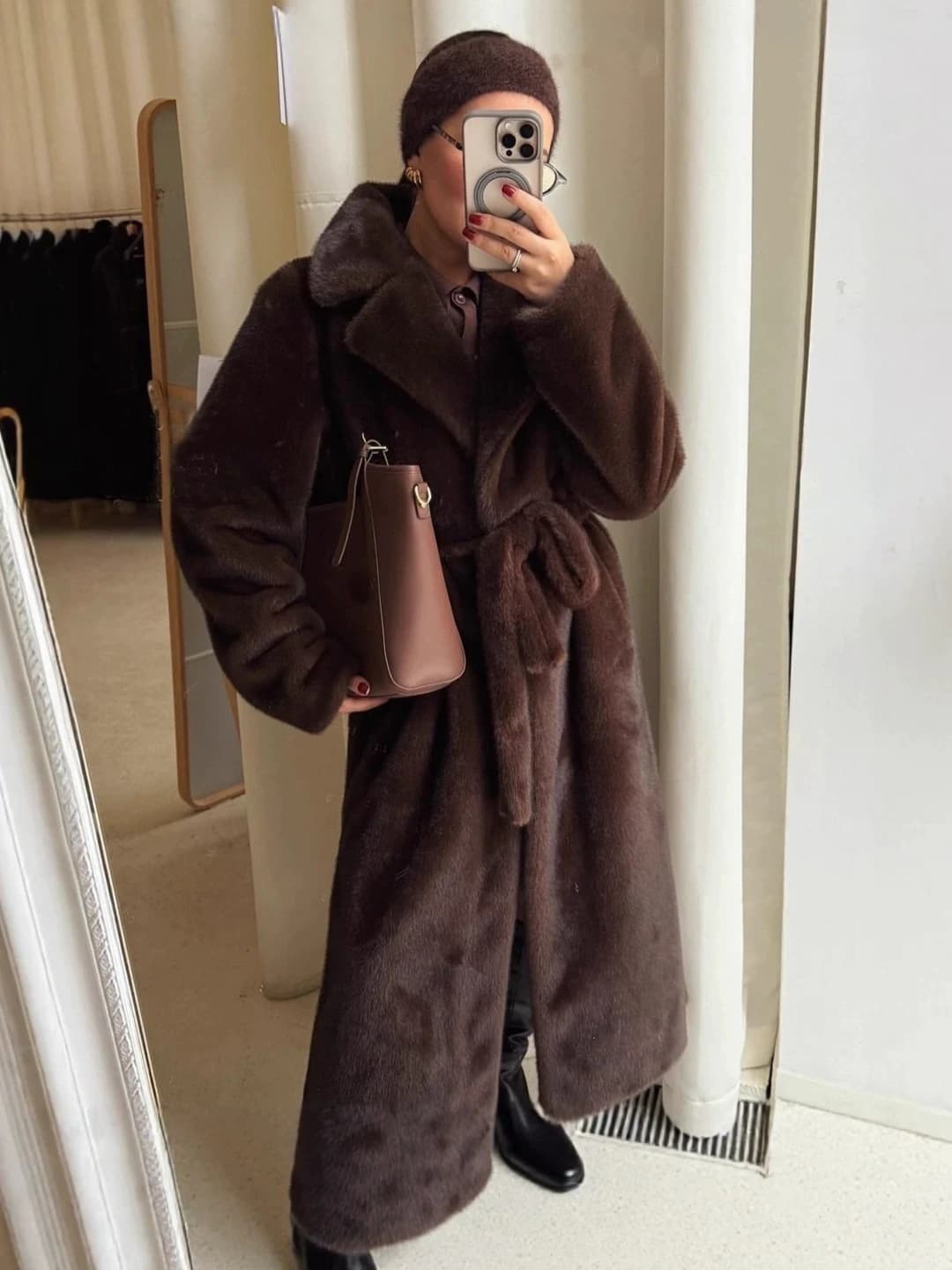 Ayollar uchun issiq saqlaydigan qalinlashtirilgan uzun faux fur palto, pidjak yoqali, uzun yengli, elegant uslub