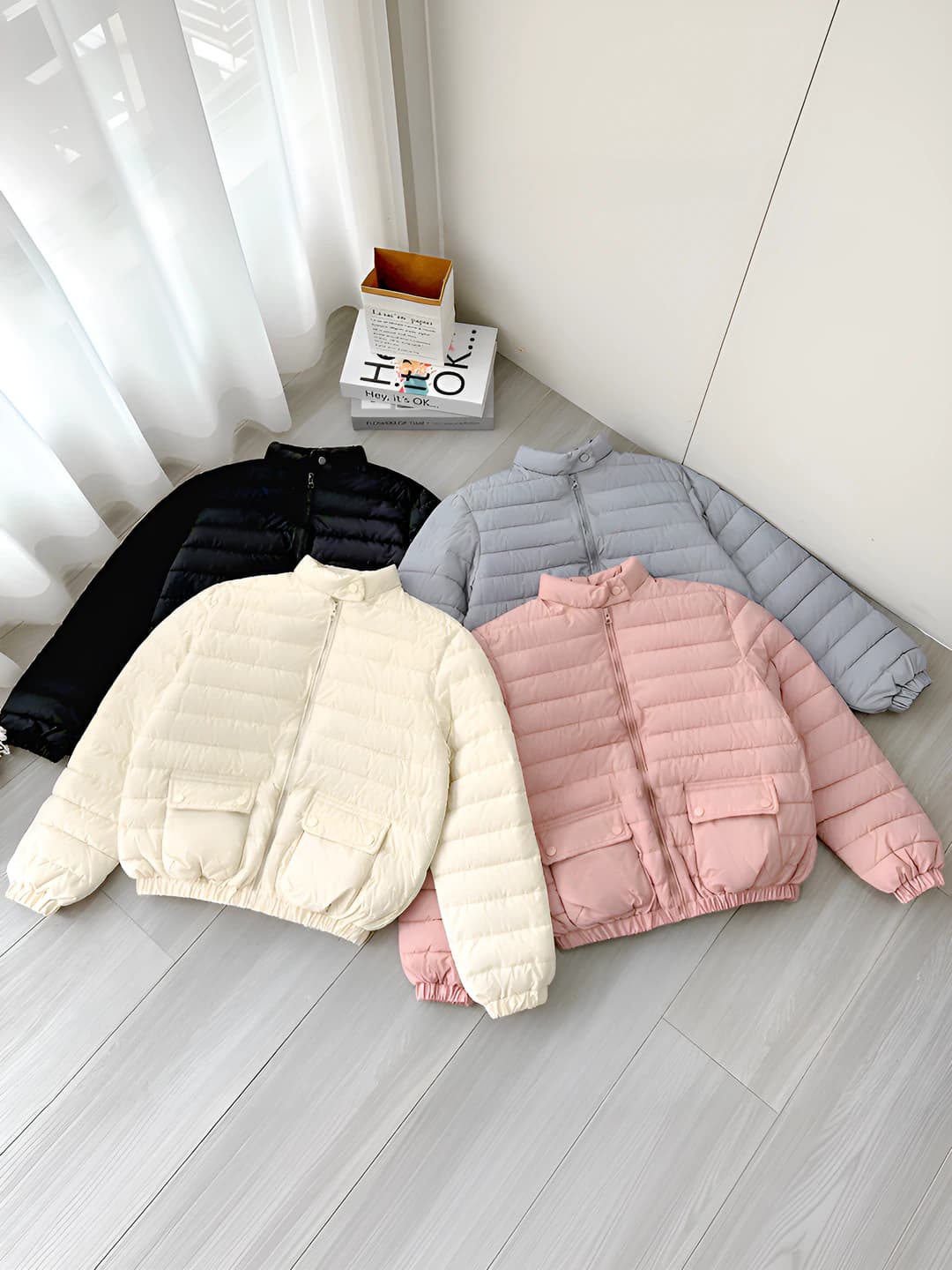 Ayollar uchun kuz-qish puxli kurtkasi: tik yoqa, fermuar, uzun yeng, bo'sh (oversize) kesim, bir rangli, kalta, sintetik pux to'ldirgich, polyester mato