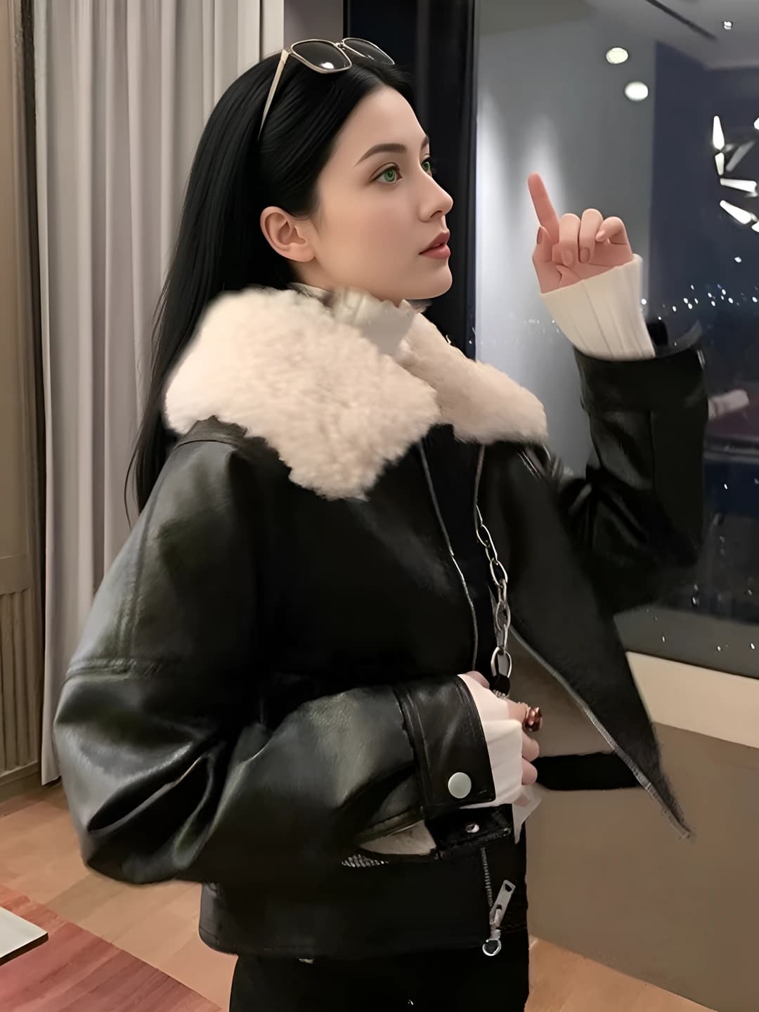 Women's leather biker jacket with shearling collar, retro, autumn-winter 2026, fleece-lined, thickened, crew neck, zip, loose fit, black