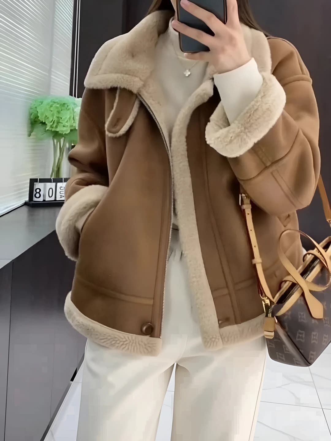 Ayollar uchun 2026 kuz-qish mavsumi uchun qalinlashtirilgan, bo'sh (oversize) kesim, uzun yengli, POLO yoqali, paxta-astarli kalta shub (shearling) kurtka