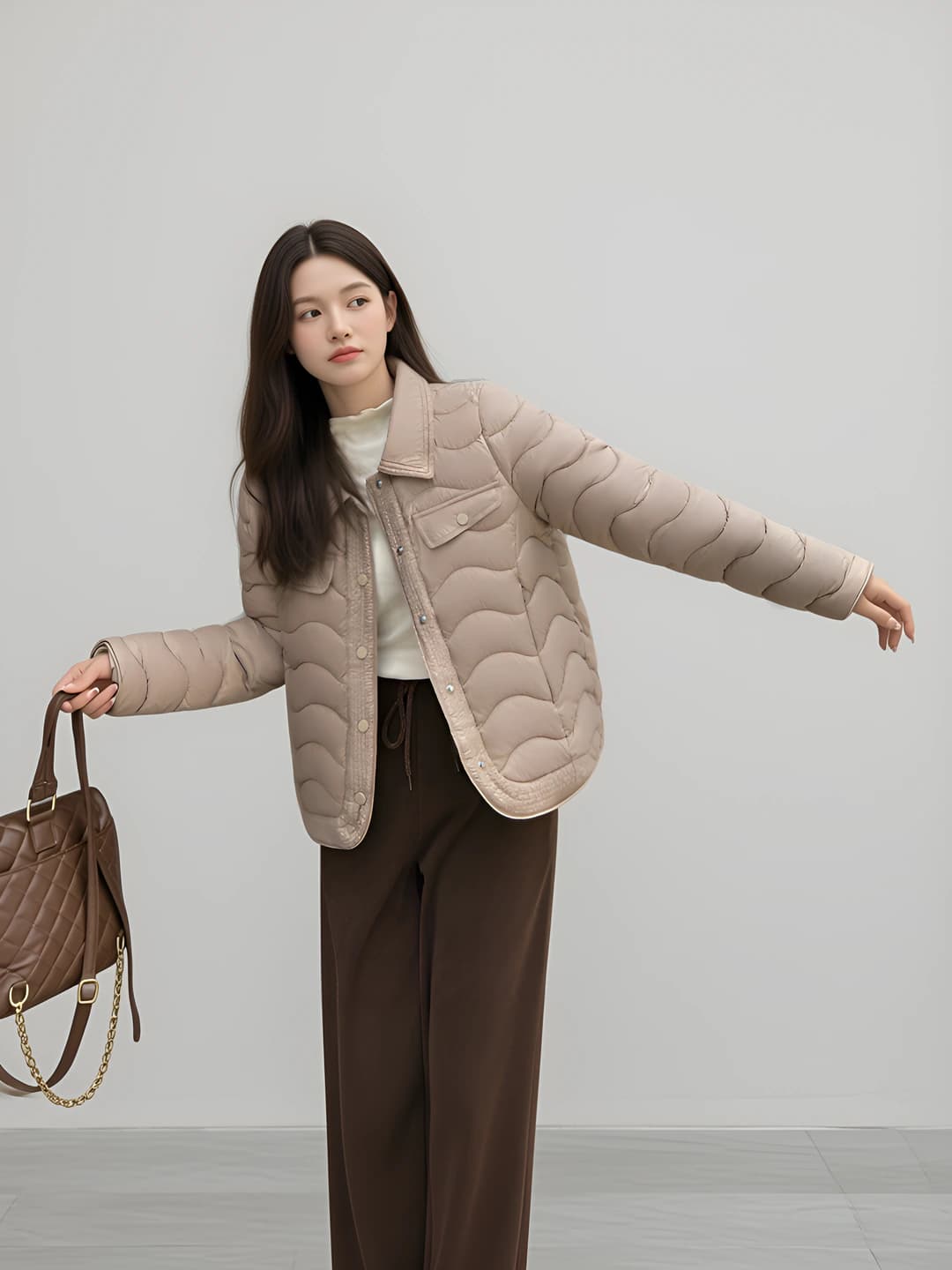 Ayollar uchun 2026 kuz-qish puxli kurtka: sintetik pux to'ldirgich, polyester, kalta, bo'sh (oversize), qaytarma yoqa, fermuar, bir rangli, kundalik