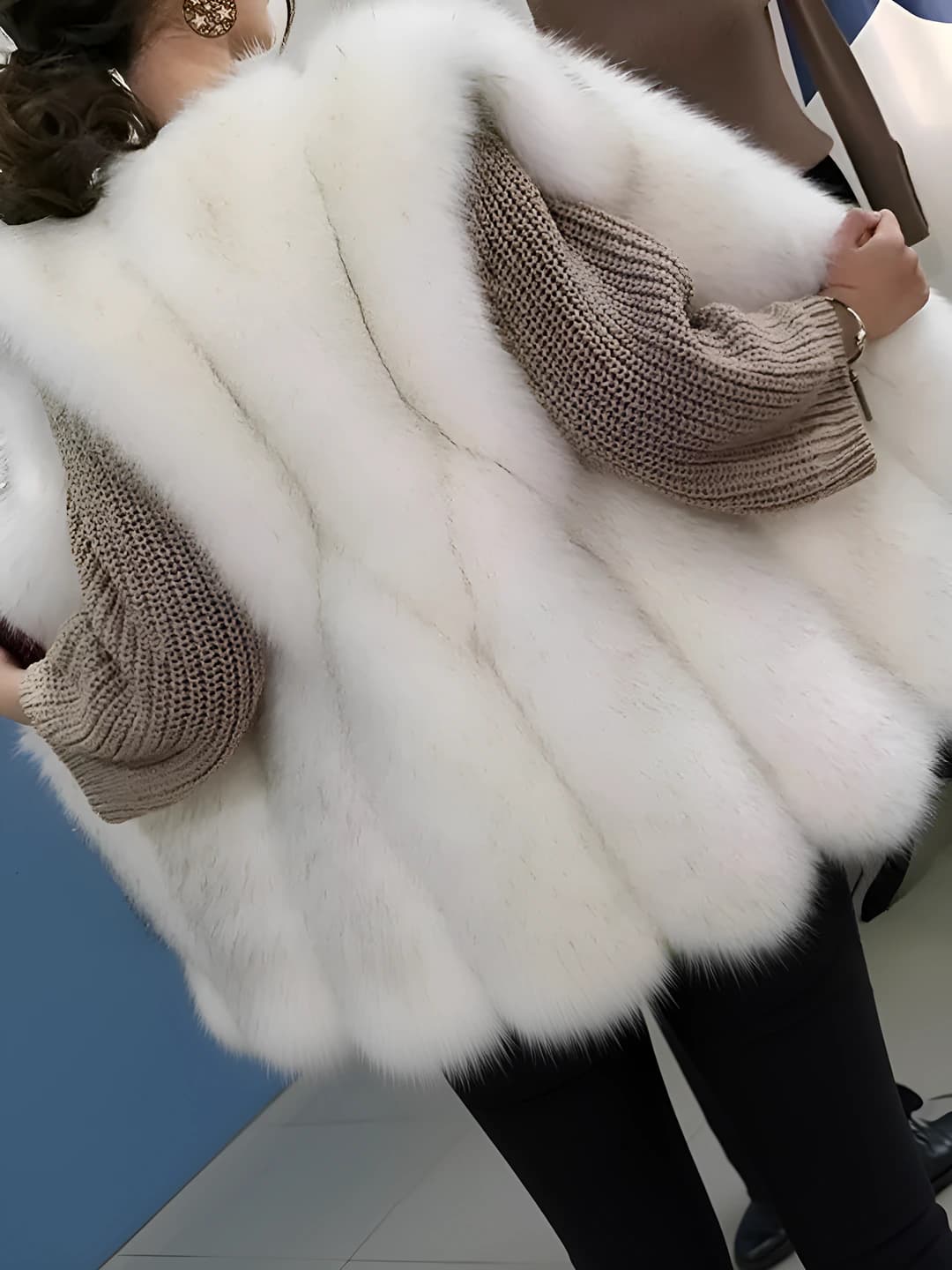 Белый с чёрным наконечником