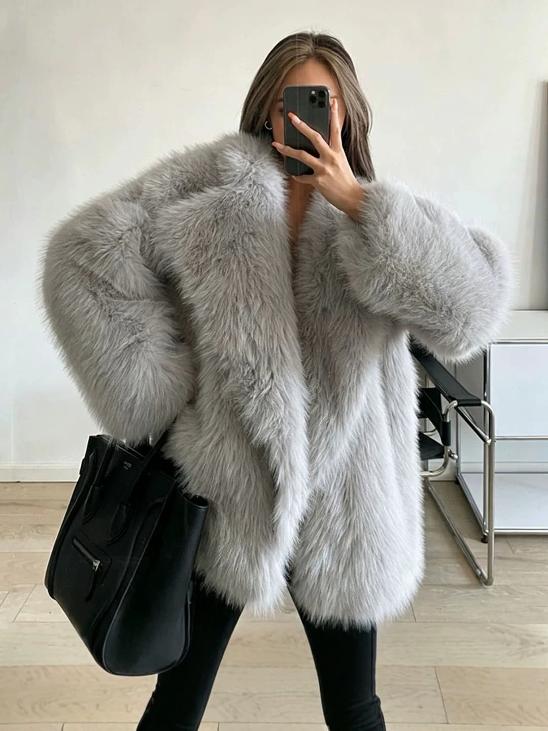 Women's winter coat loose fit mid-length with lapel collar and long sleeve in casual style made of faux fur