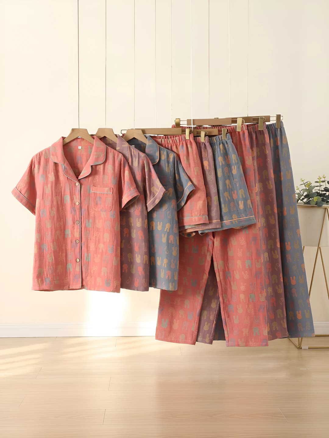 Ayollar uchun yozgi sof paxta yupqa kalta yengli qaytarma yoqali bo'sh (oversize) tizzagacha shortli pijama to'plami (komplekt)