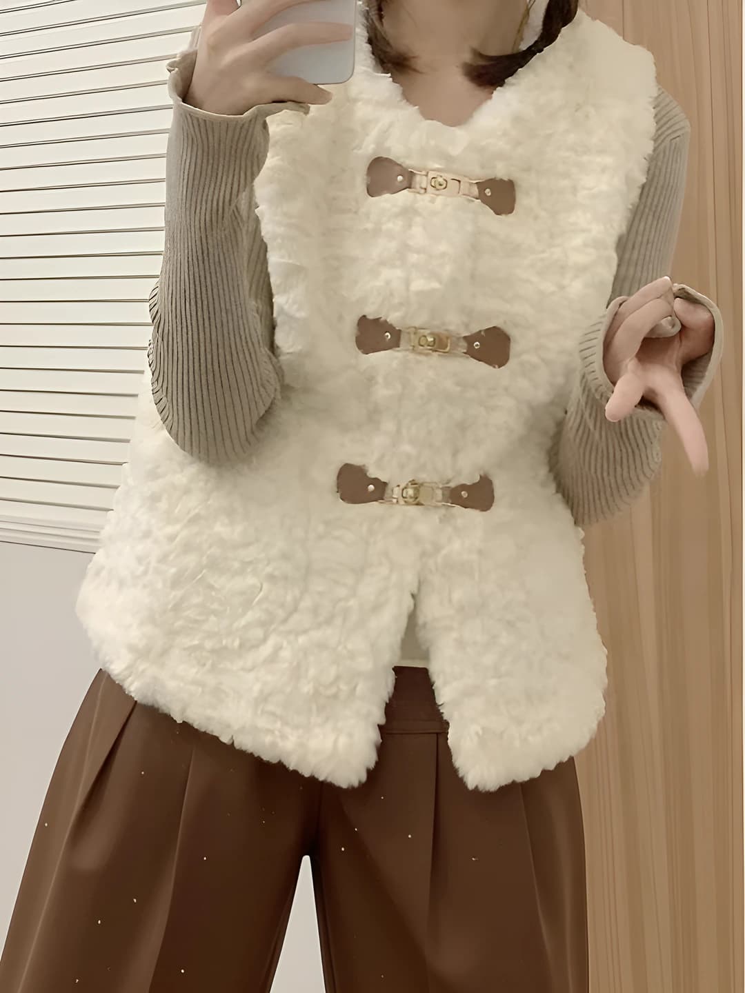 Women's 2026 autumn-winter V-neck sleeveless cropped vest for petite, designer style, noble style, faux fur and fleece shearling