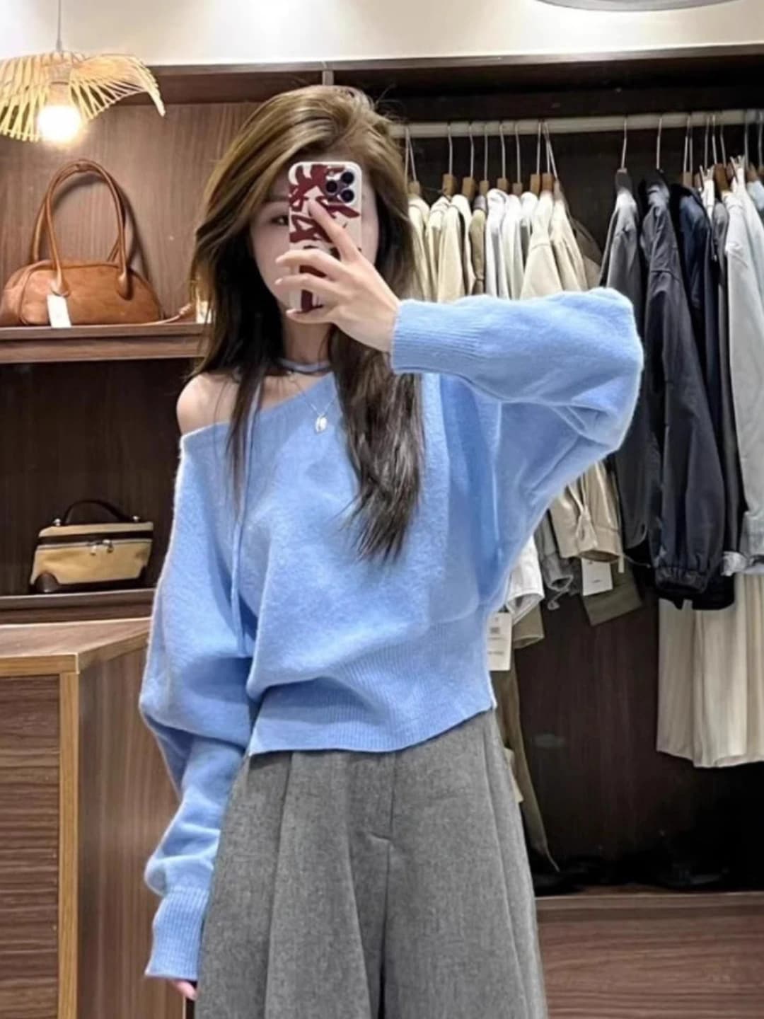 Ayollar uchun kuz-qish mavsumiga mo'ljallanayotgan bir rangli, bo'sh (oversize) kesimdagi, uzun yengli, trikotaj sviter