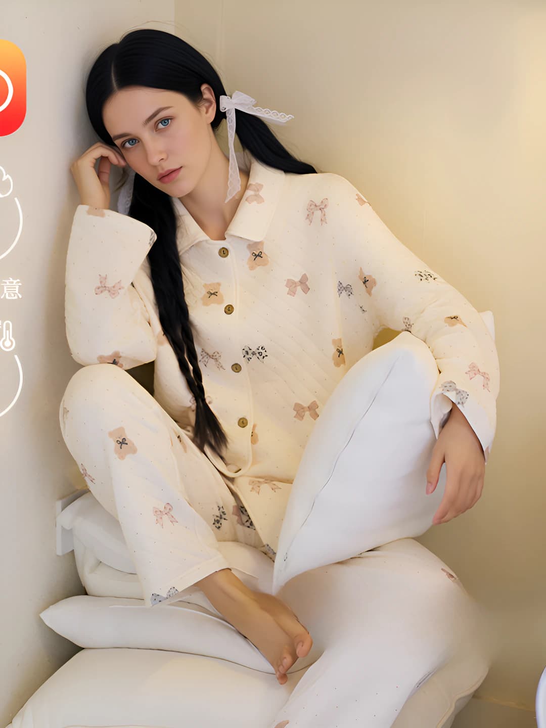 Ayollar uchun kuz-qish mavsumi uchun qalinlashtirilgan, issiq astarli, havo o'tkazuvchan, issiq saqlaydigan, qaytarma yoqali, uzun yengli, uzun shimli, karton uslubidagi pijama to'plami