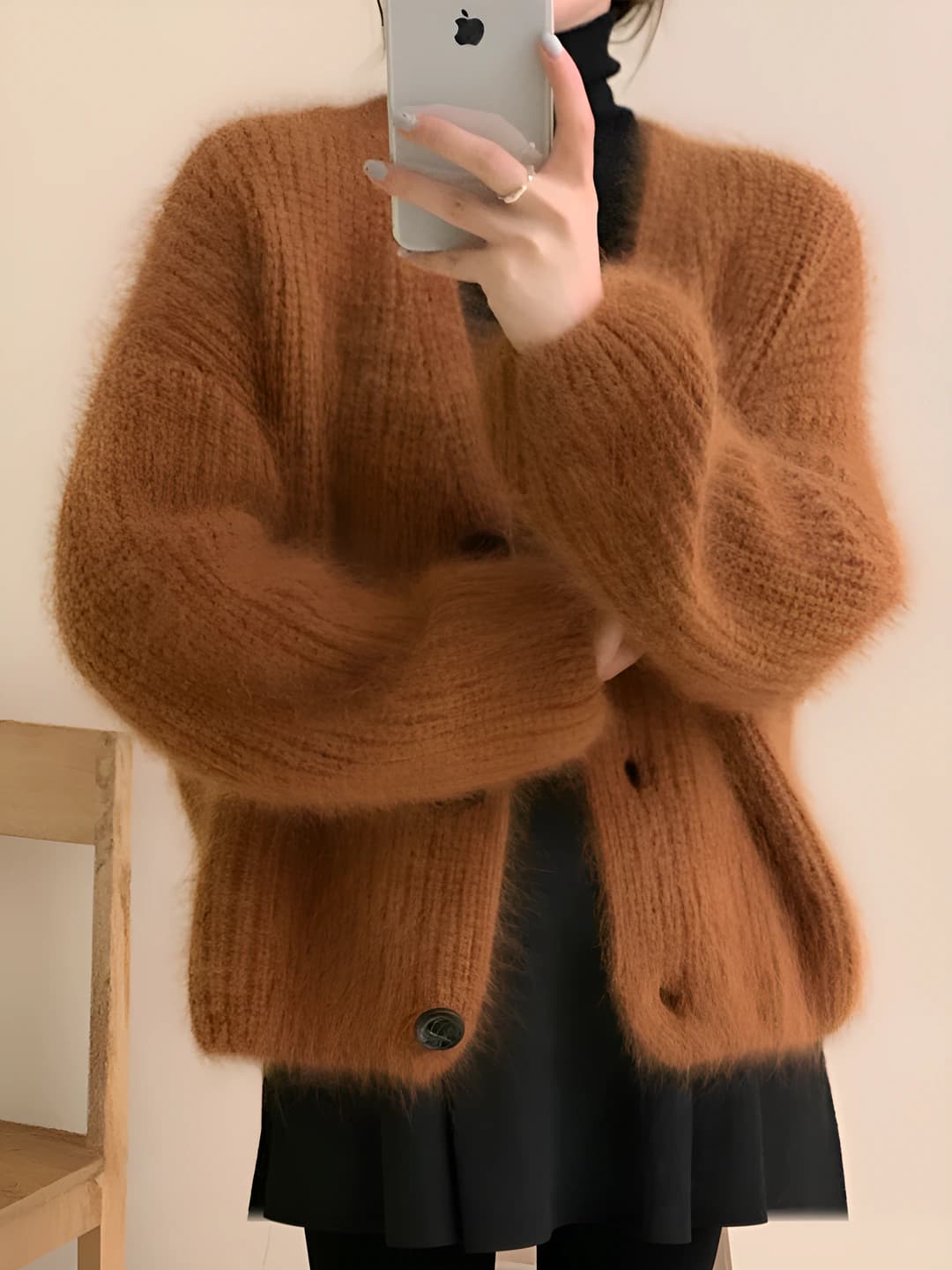Ayollar uchun V-yoqali uzun yengli kalta trikotaj kardigan, bir rangli, bo'sh (oversize) kesim, qalin, kundalik uslub