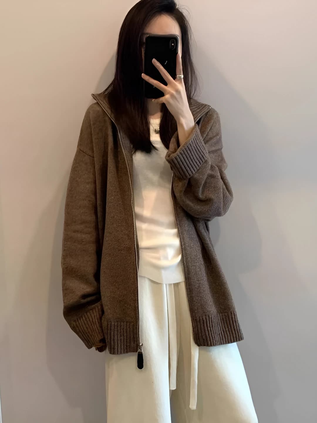 Ayollar uchun trikotaj kardigan: kuz-qish, qalin, bir rangli, bo'sh (oversize) kesim, tik yoqa, uzun yeng, fermuarli, o'rta-uzun, kundalik uslub