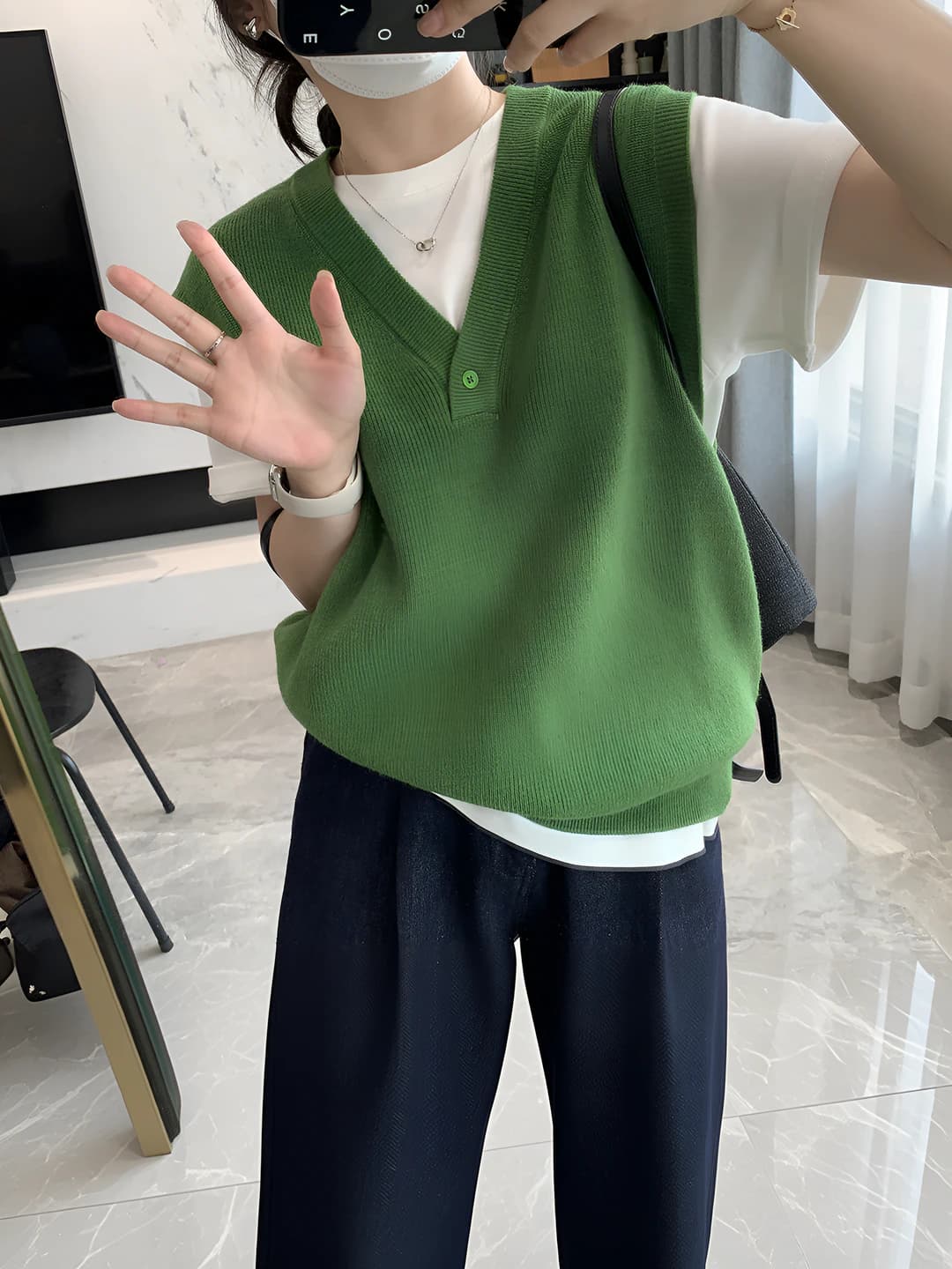 Ayollar uchun V-yoqali, bo'sh (oversize) kesimli, bir rangli, kundalik uslubdagi to'qima jilet