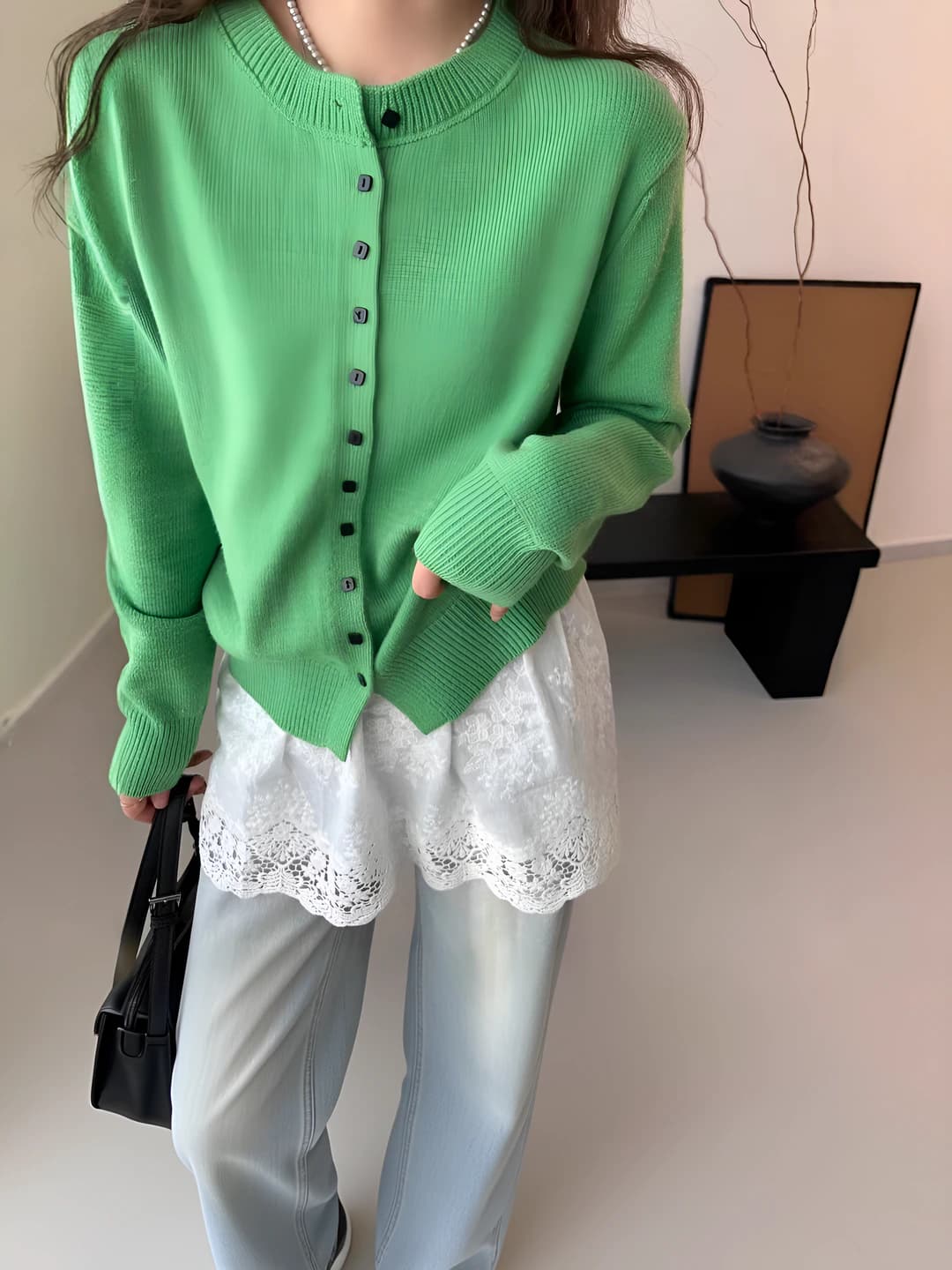 Ayollar uchun erta kuzgi bir rangli trikotaj kardigan, uzun yeng, dumaloq yoqa, bo'sh (oversize) kesim, nozik ko'rsatadigan, shirin uslub