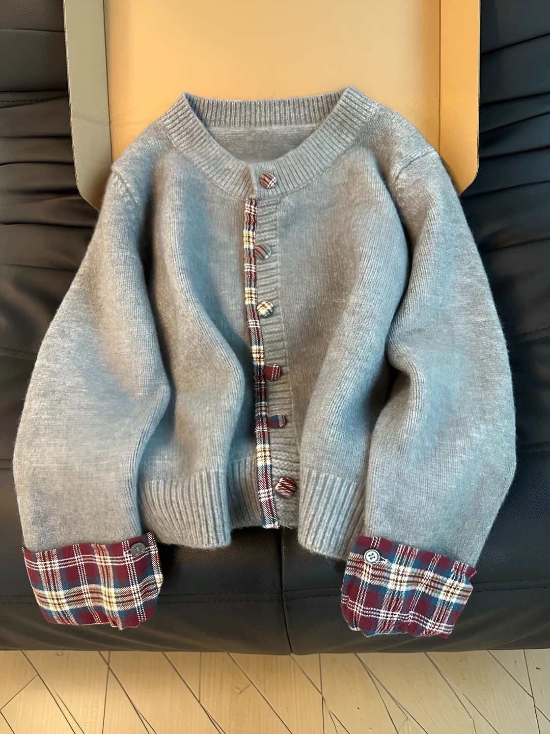 Ayollar uchun kuz-qishgi dumaloq yoqali katakli bo'sh (oversize) kardigan, uzun yengli, bir rangli, kundalik uslub