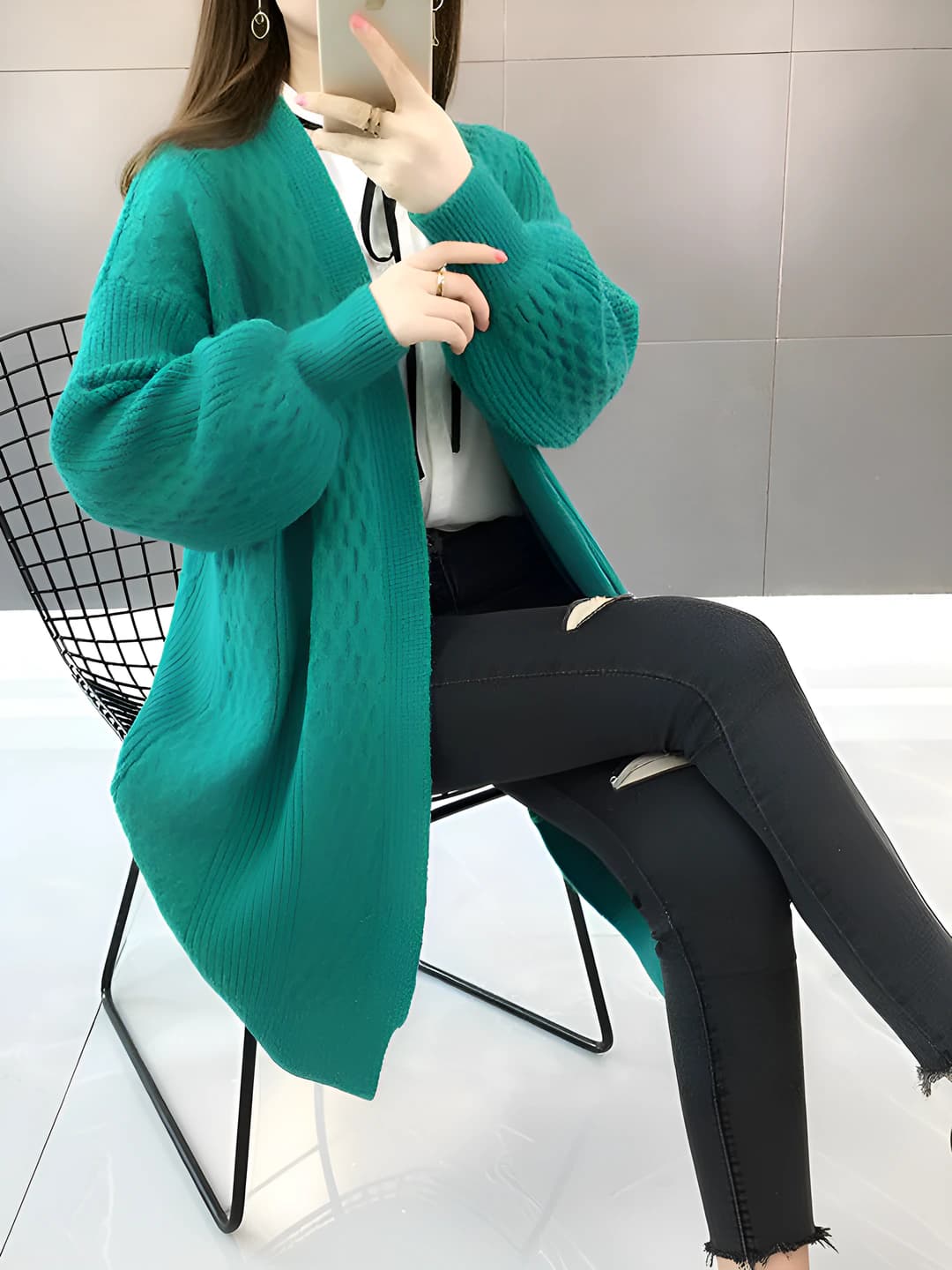 Ayollar uchun bahor-kuz trikotaj kardigan, bo'sh (oversize) kesim, V-yoqa, qaytarma yoqa, uzun yeng, o'rta-uzun, bir rangli